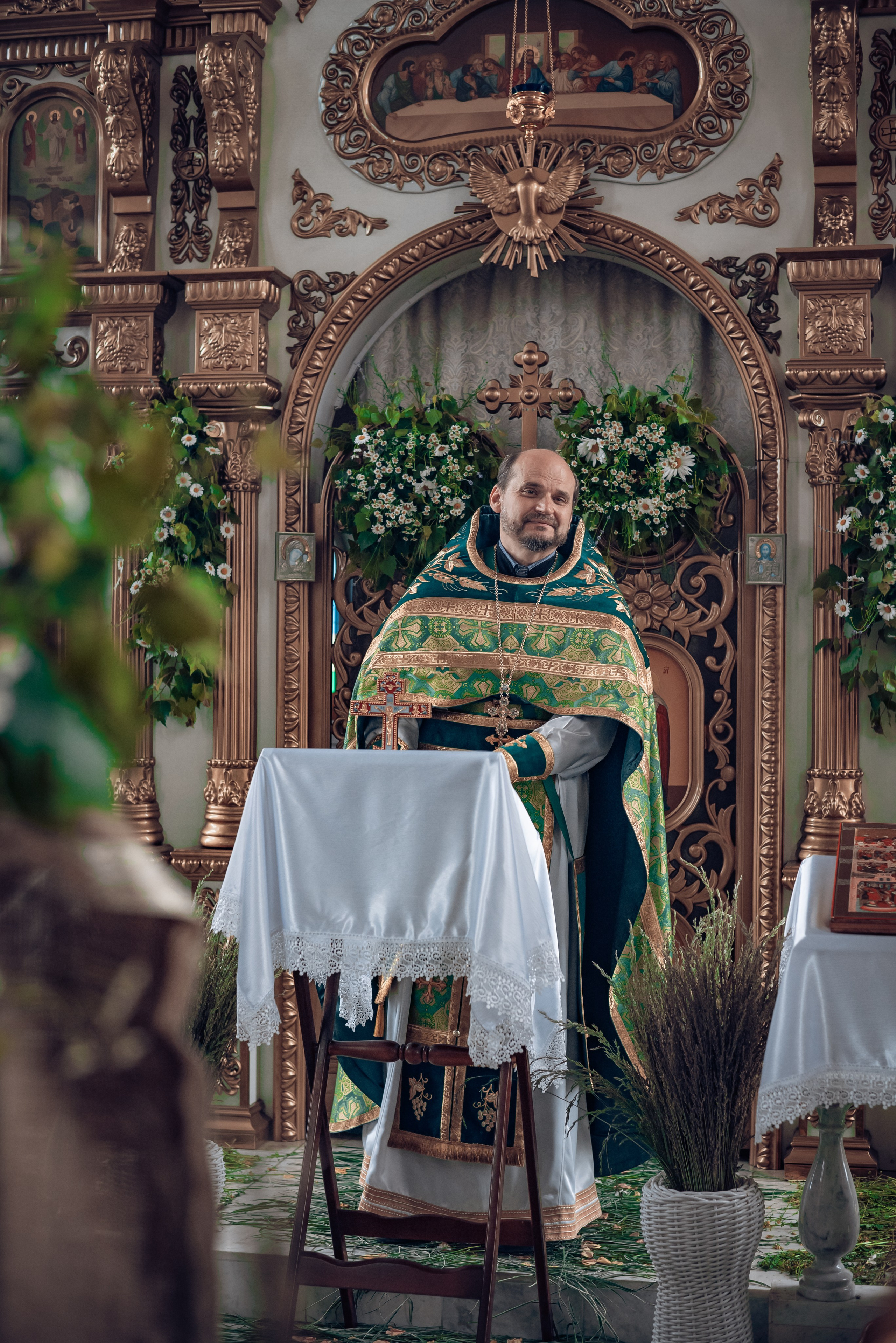 Троицкая служба в Рождественско-Никольском храме хутора Николаенко. Фотографы крещения/венчания  Красноярск Татьяна и Вячеслав Переваловы