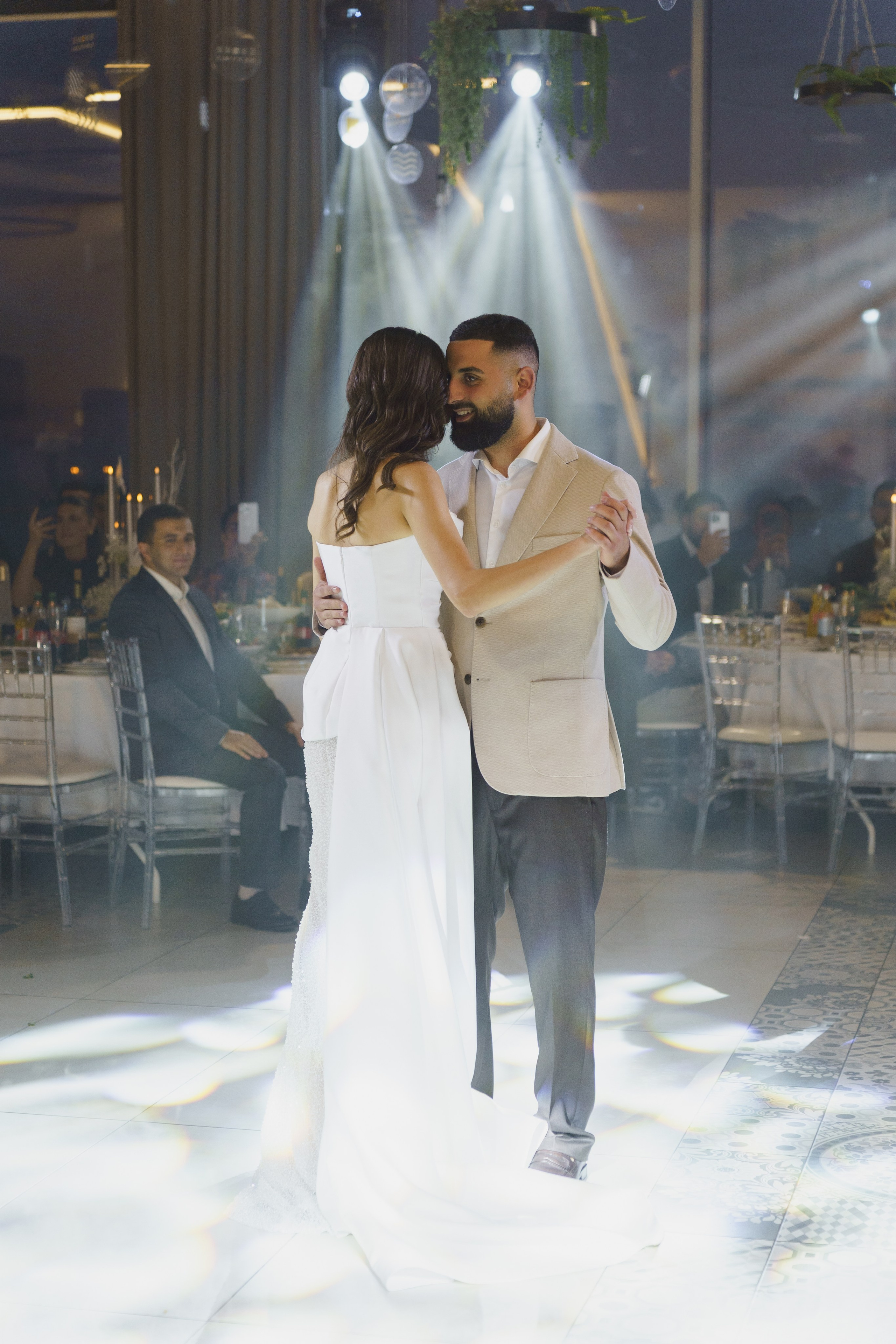 Красивое обручение на берегу чёрного моря в Лермонтово от ТВИНС СТУДИО. ТВИНС СТУДИО — лучшие свадебные фотографы и видеографы в Краснодаре