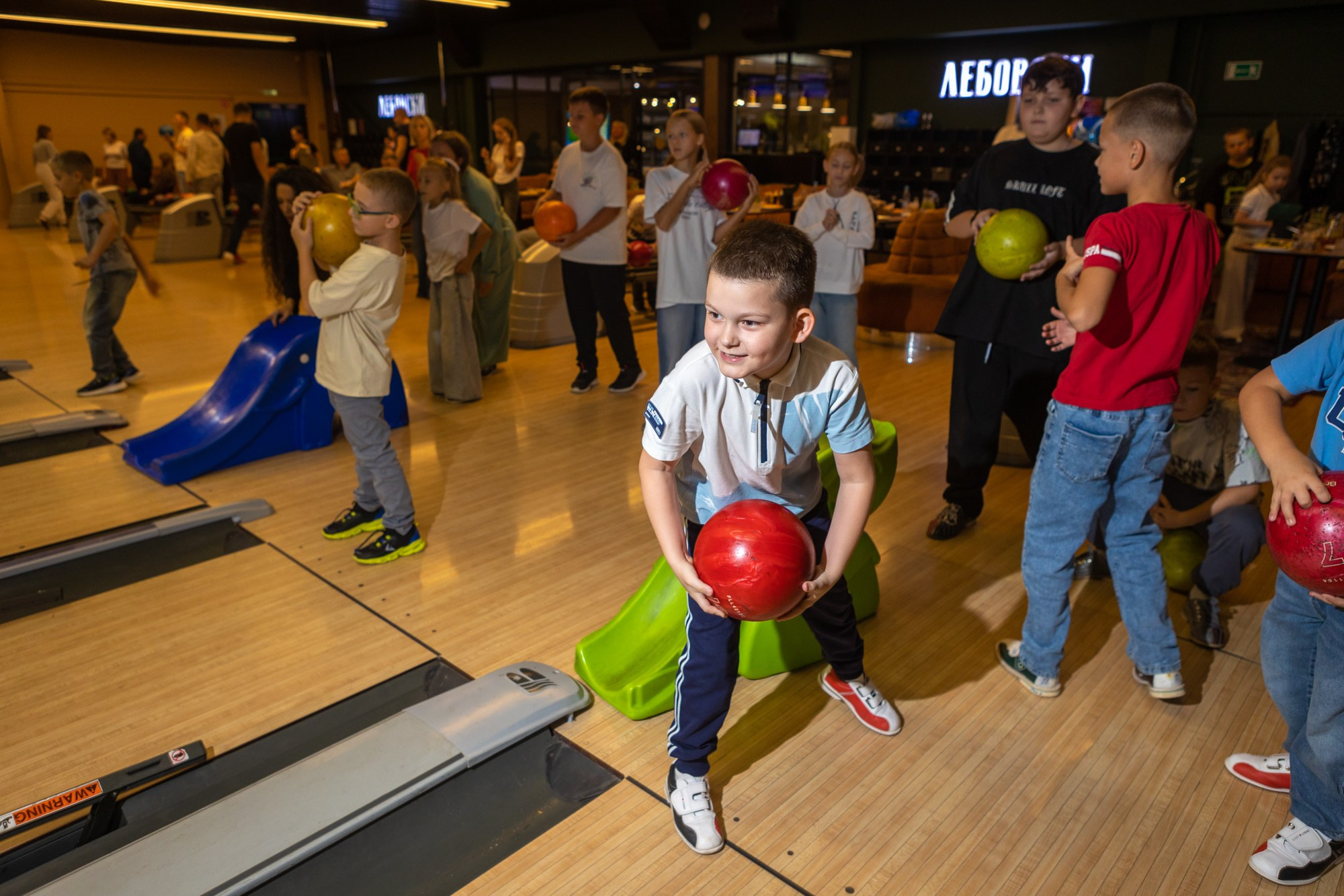 День рождения в боулинг-центре. Фотограф в Оренбурге. Профессиональный фотограф