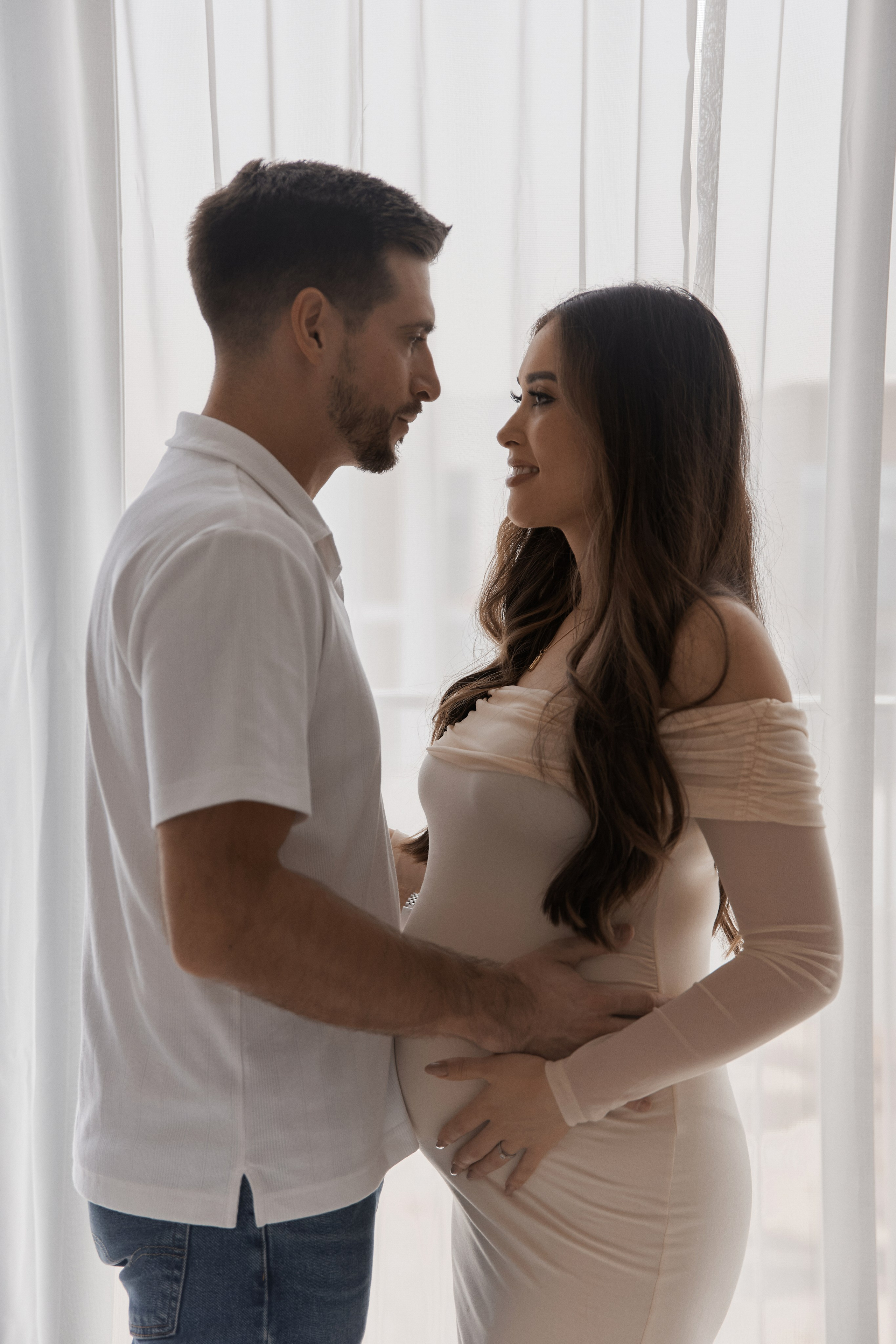 Cozy Pregnancy Photoshoot Dubai | At-Home Comfort