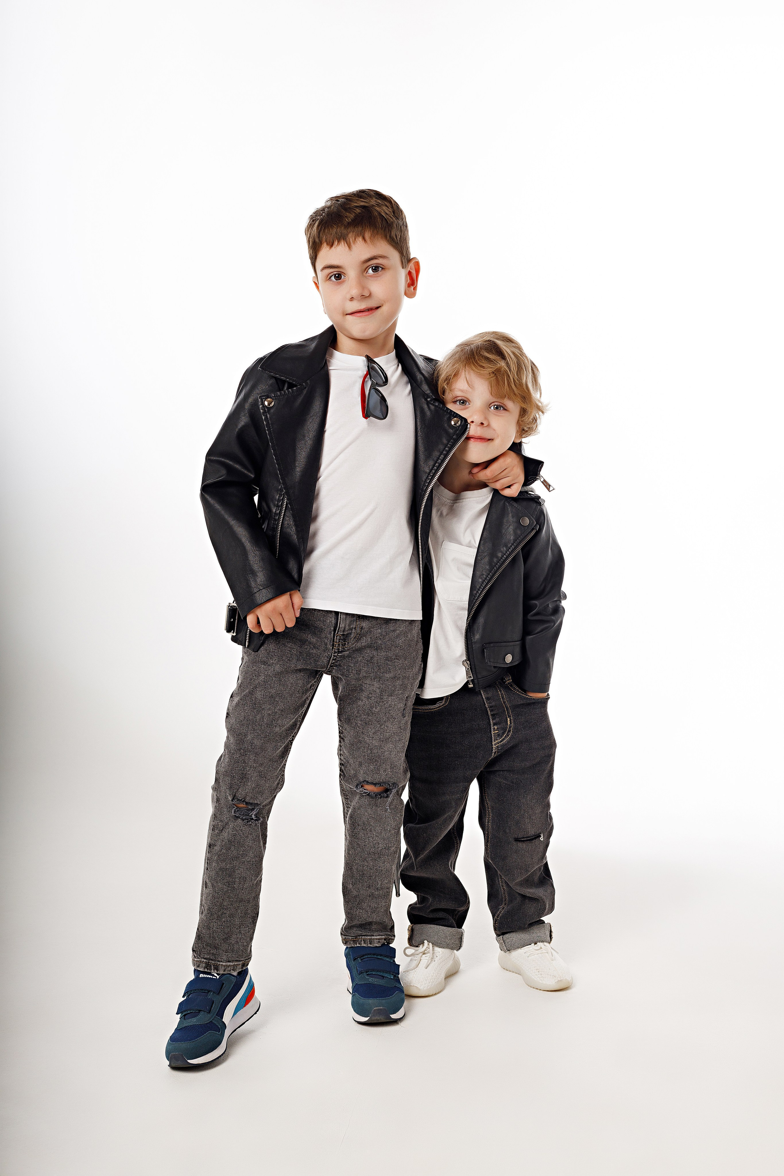 Фотосессия братьев в Сочи от детского фотографа. Детский студийный фотограф Сочи