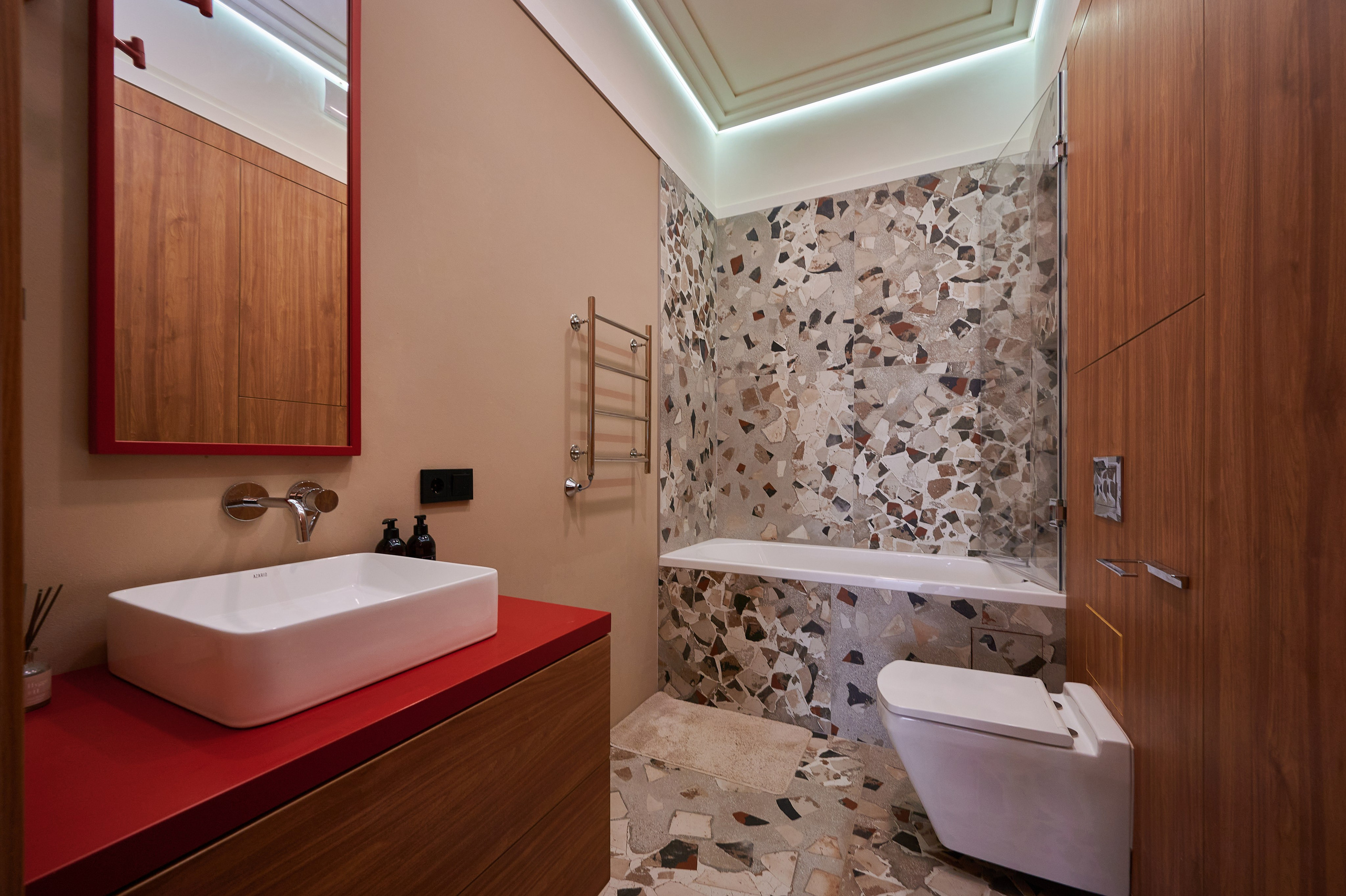 ванная комната розовые обои  коричневая тумбочка 