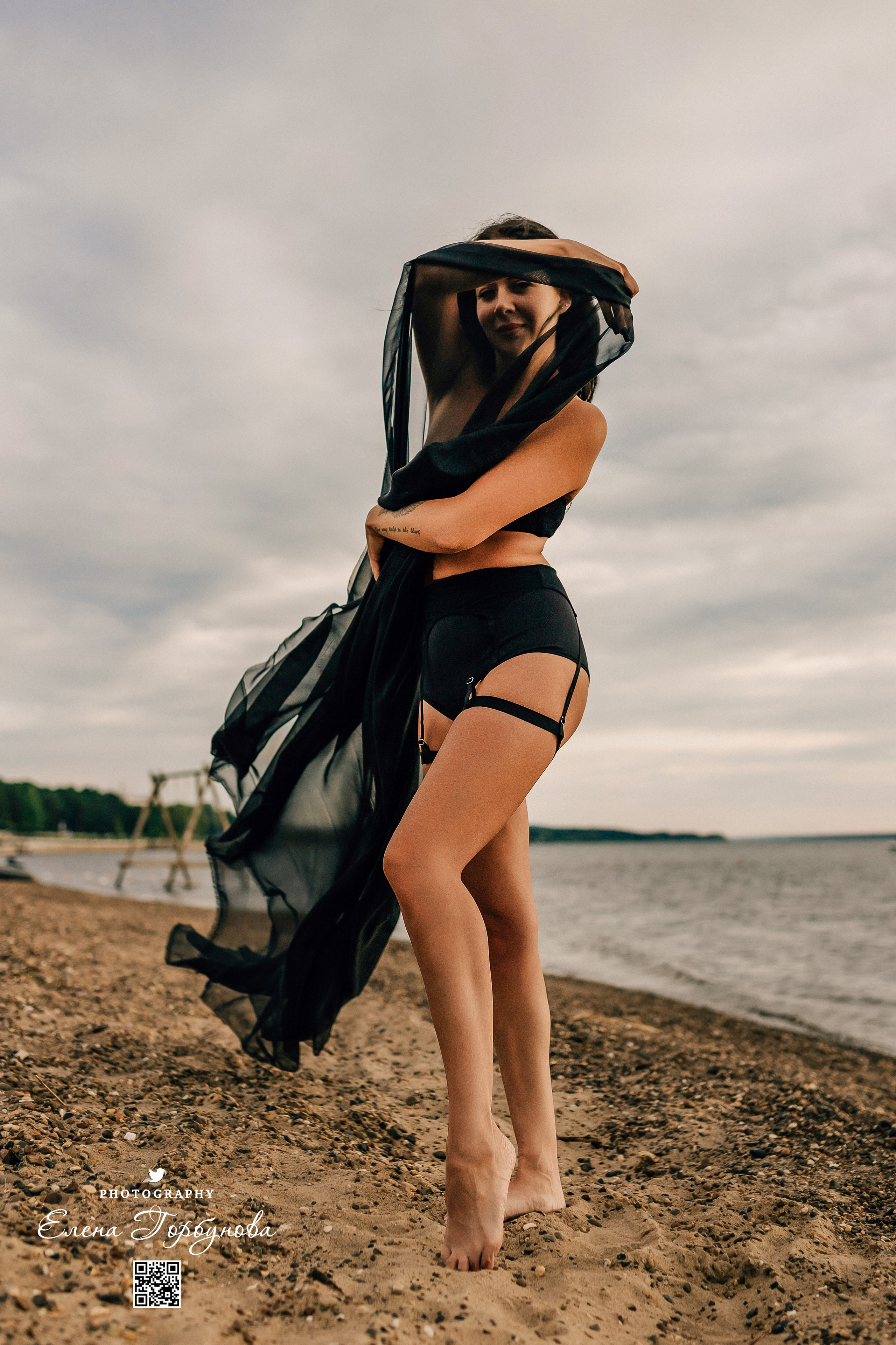 Черная серия с тканью. Набережная. Александра и Таисия. Июль 2025 г. Фотограф Пермь. Свадьбы. Семья и дети, школа, д. сад. Фотокниги