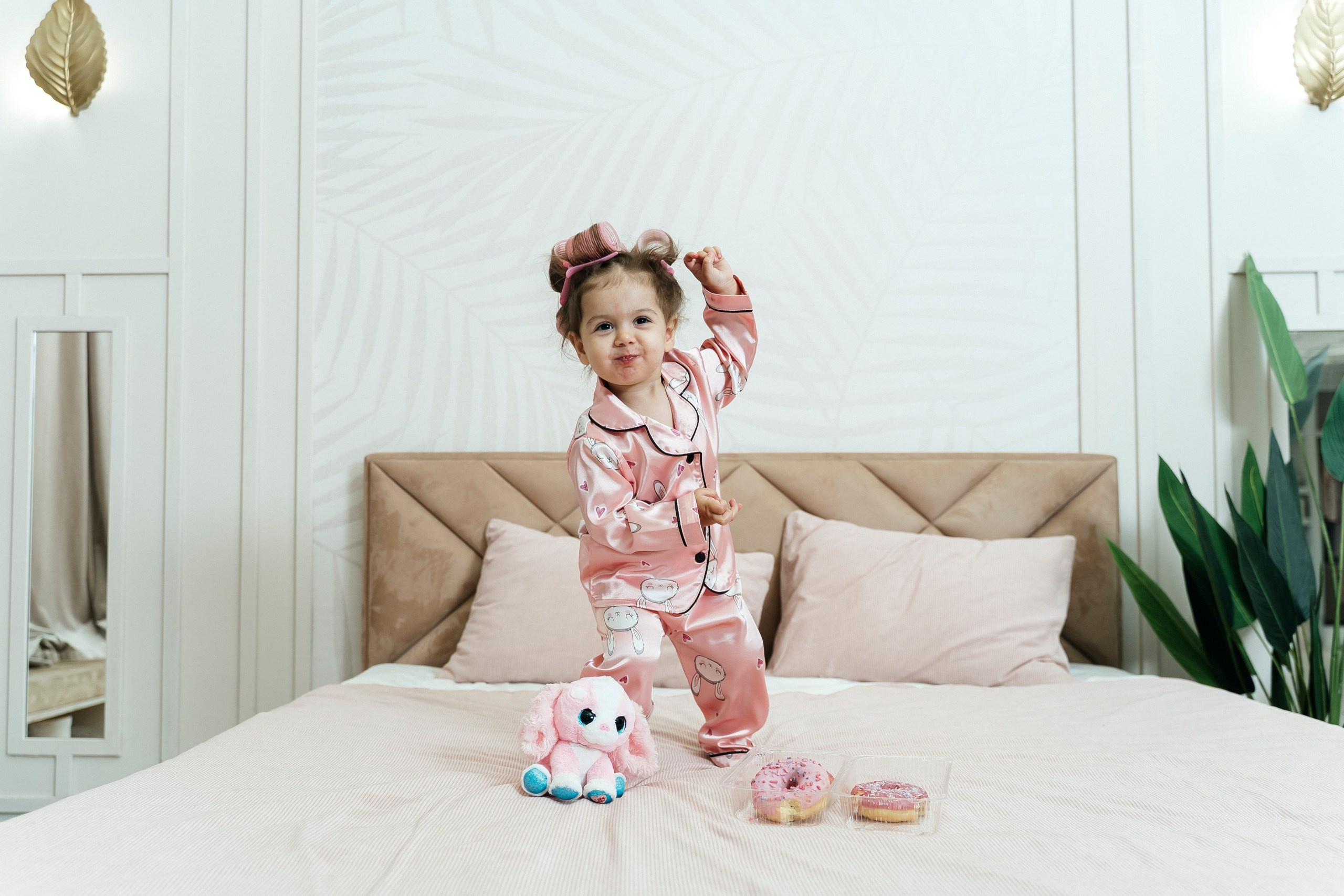 Детская фотосессия на 2 годика, девочка кушает пончик