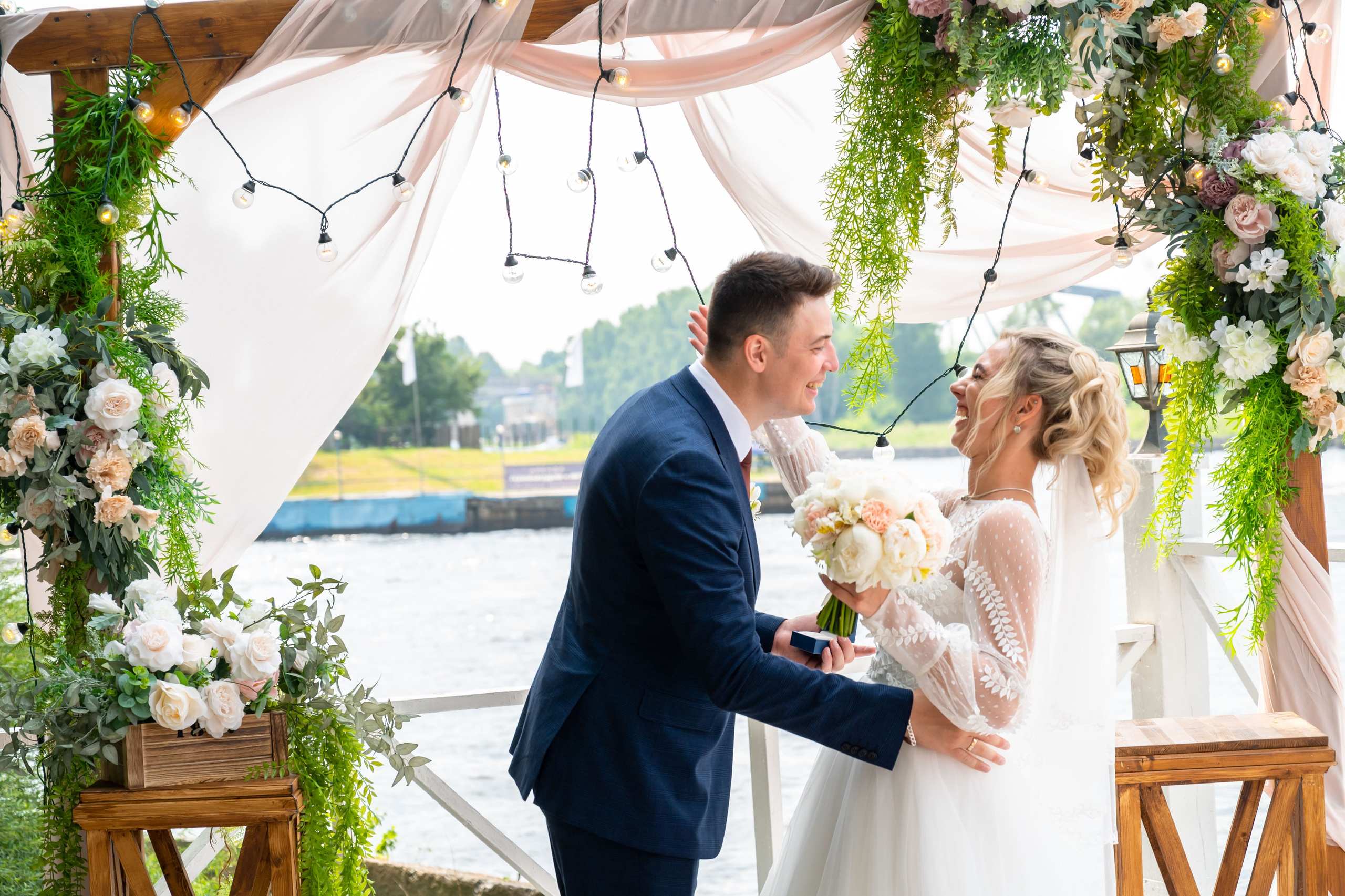 Момент поцелуя на церемонии регистрации брака в яхт клубе, забронировать дату съёмки свадьбы удобно здесь на сайте онлайн