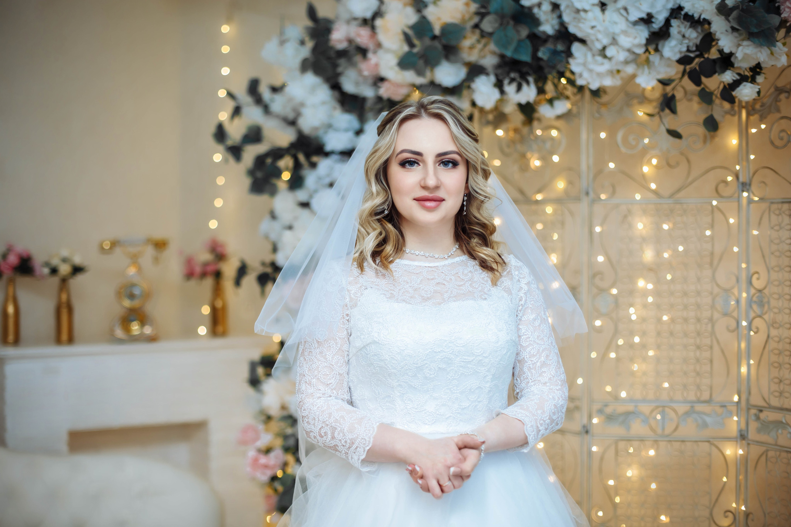 Фотограф Павел Коротков рекомендует зимнюю свадебную фотосессию проводить либо в солнечном зимнем лесу либо в студии, а лучше и там и там, но не всегда это возможно.