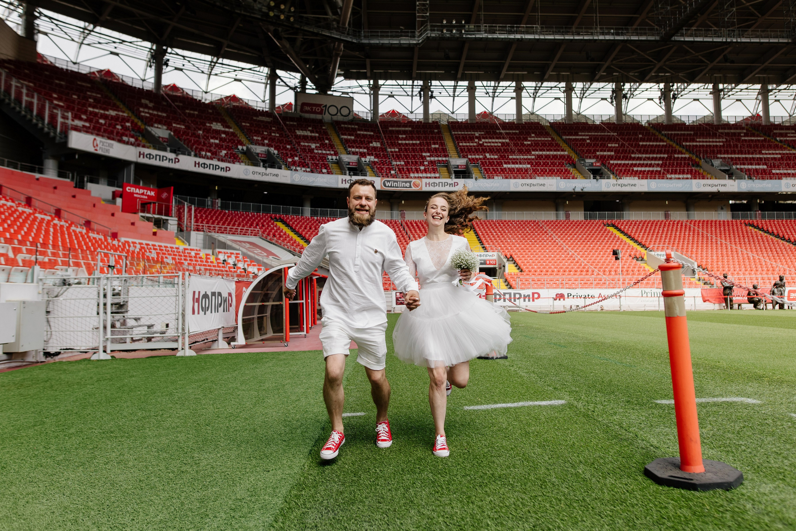 Свадьба на стадионе Спартак Лукойл Арена, свадьба на Северном речном вокзале, свадьба в метро, новые адреса счастья. Свадебный и семейный фотограф Екатерина Иванова