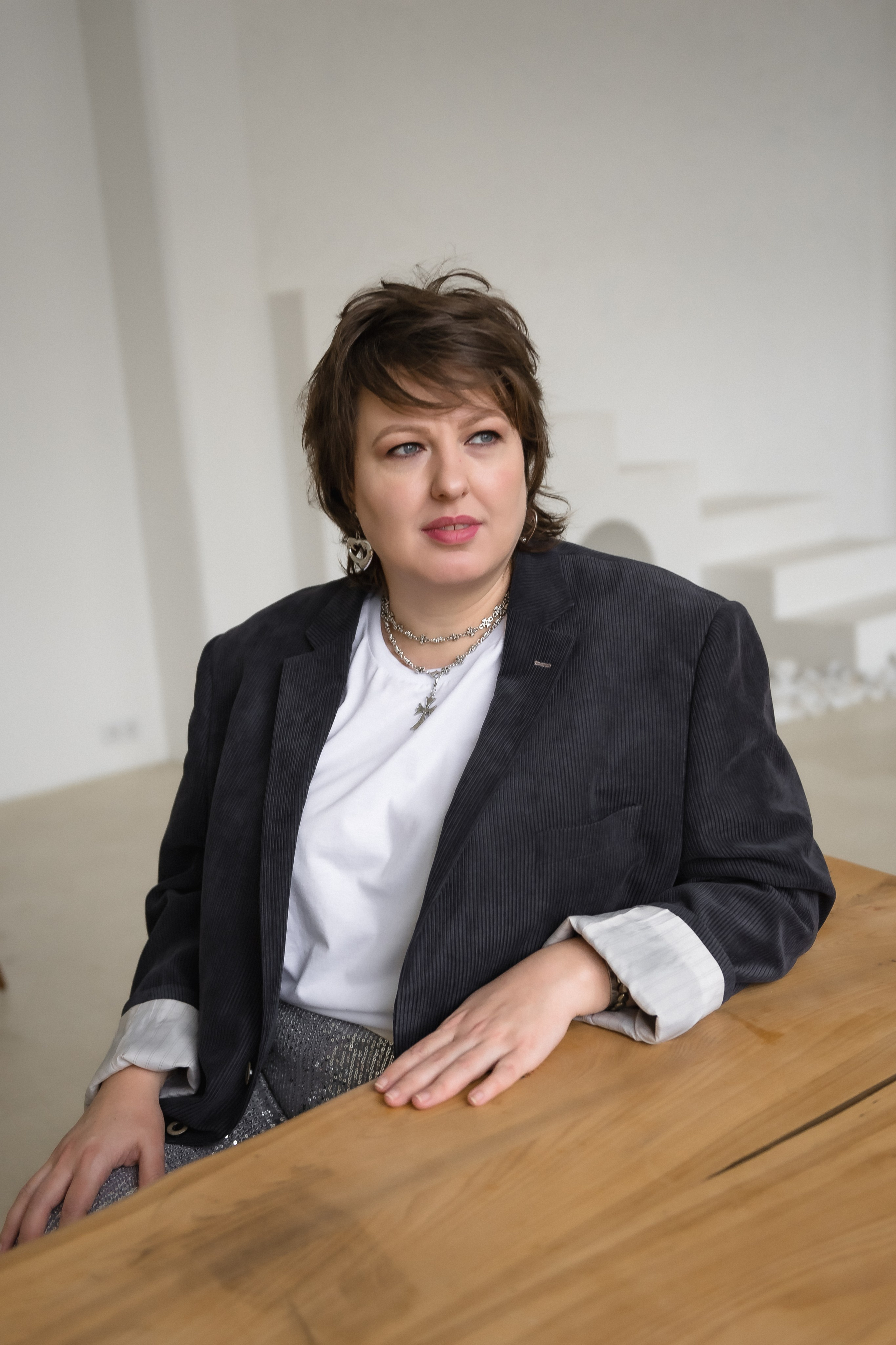 Бизнес потрет в светлом зале. КОНТЕНТ |БРЕНД фотограф Санкт-Петербург — Жанна Олтаржевская