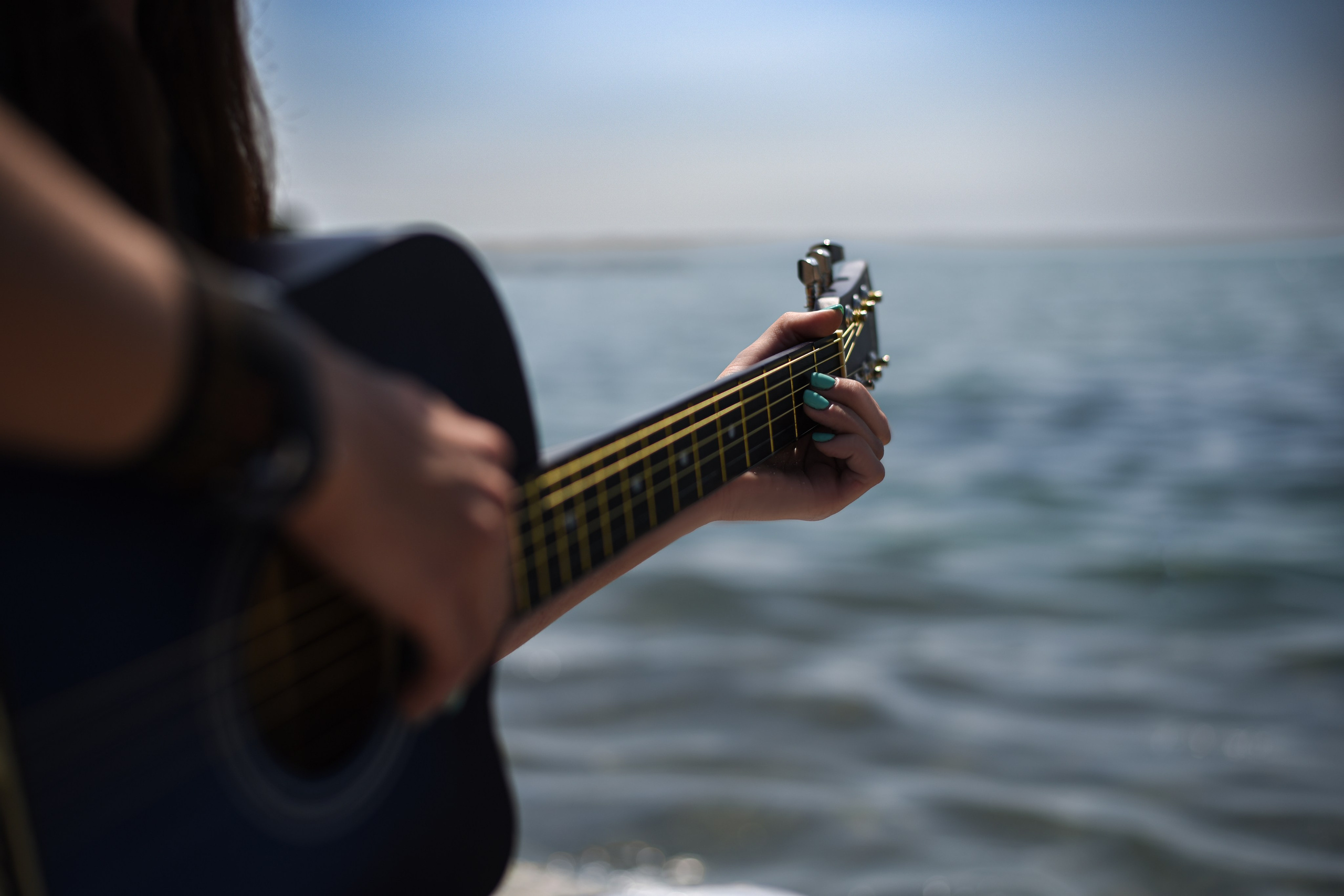 Девушка с гитарой. Главная