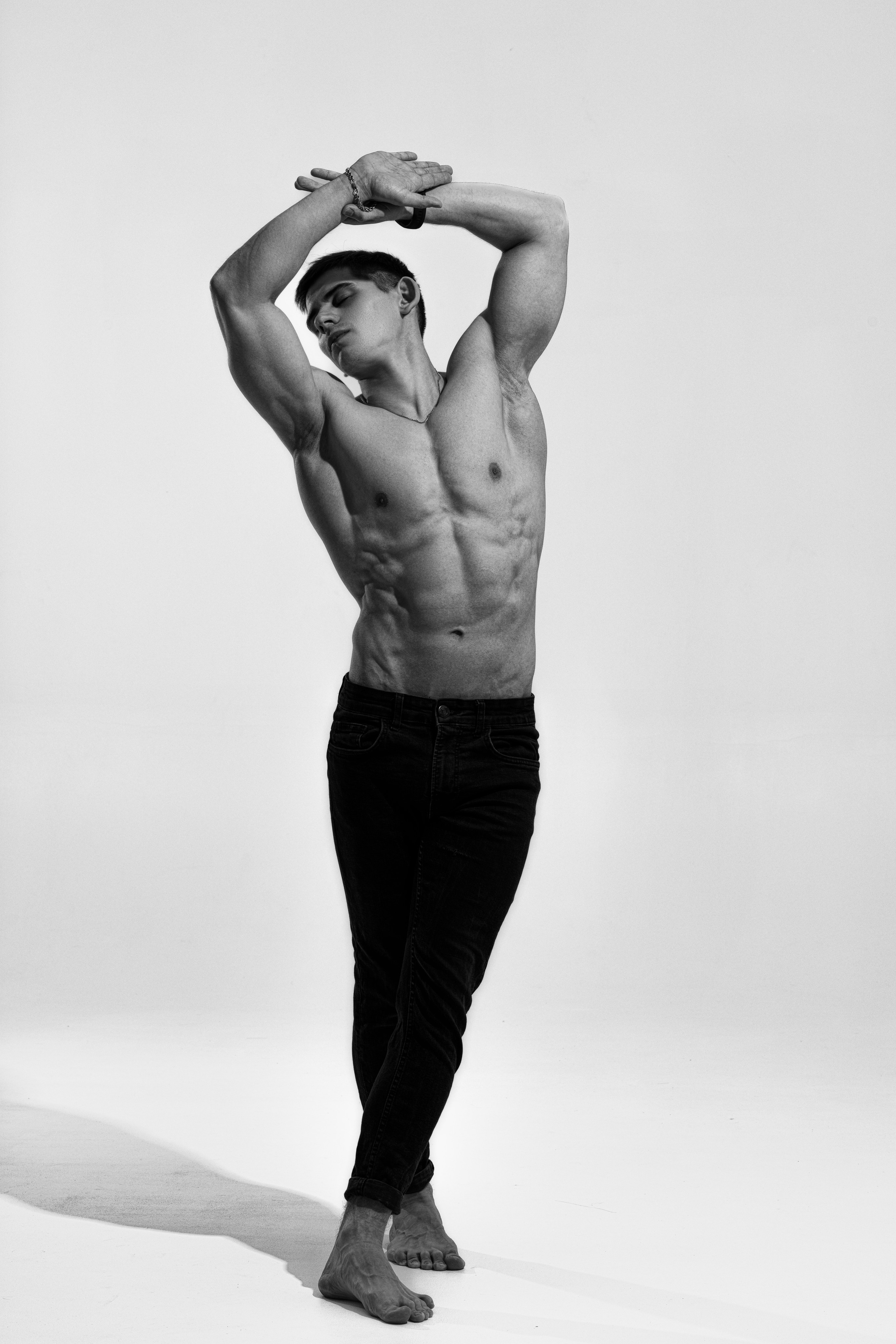 Съемка с Владом на циклораме с импульсным светом для себя и контента. Дмитрий Шульгин, портретный фотограф в Воронеже