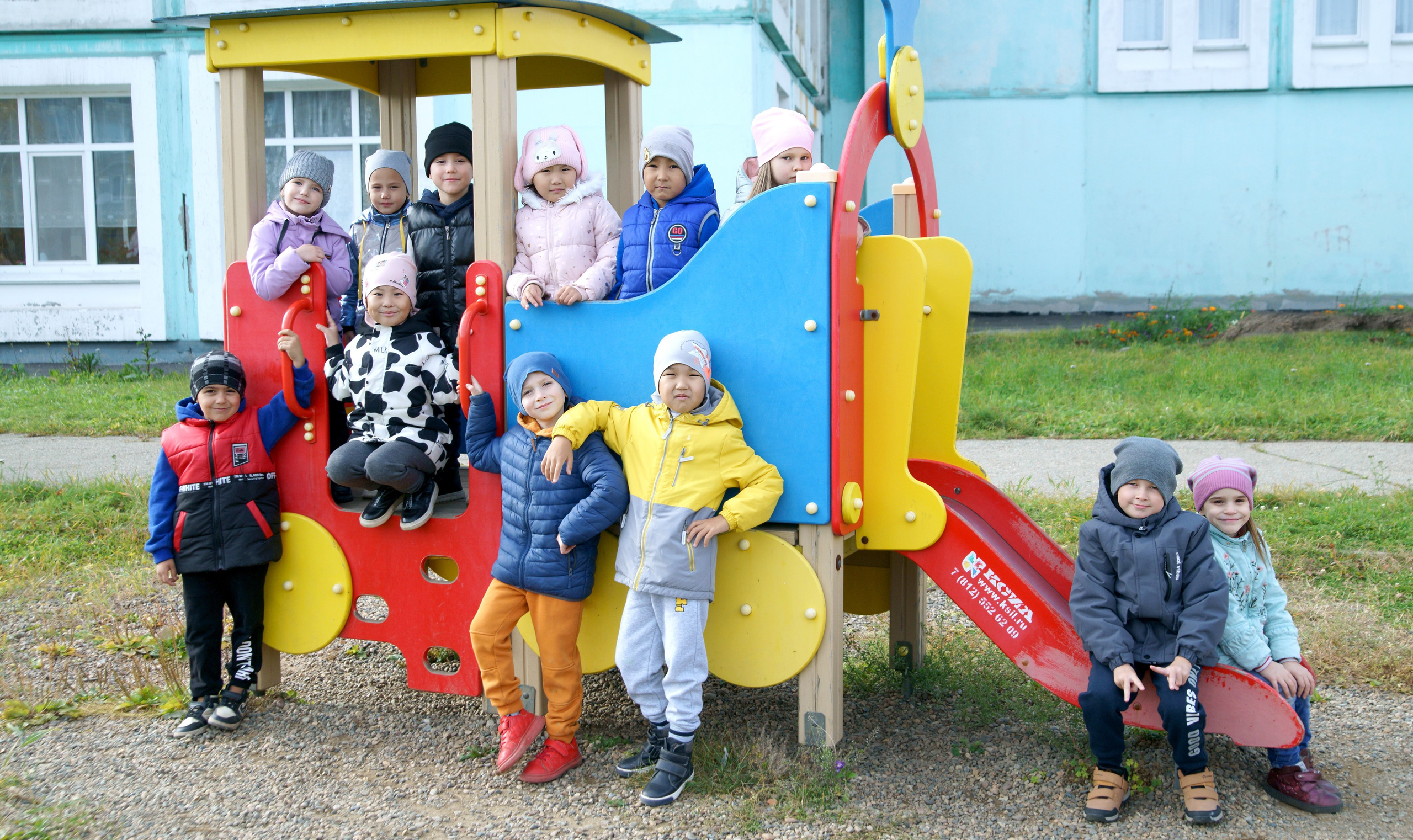 Осенняя фотосессия выпускников детского сада - друзья на игровой площадке