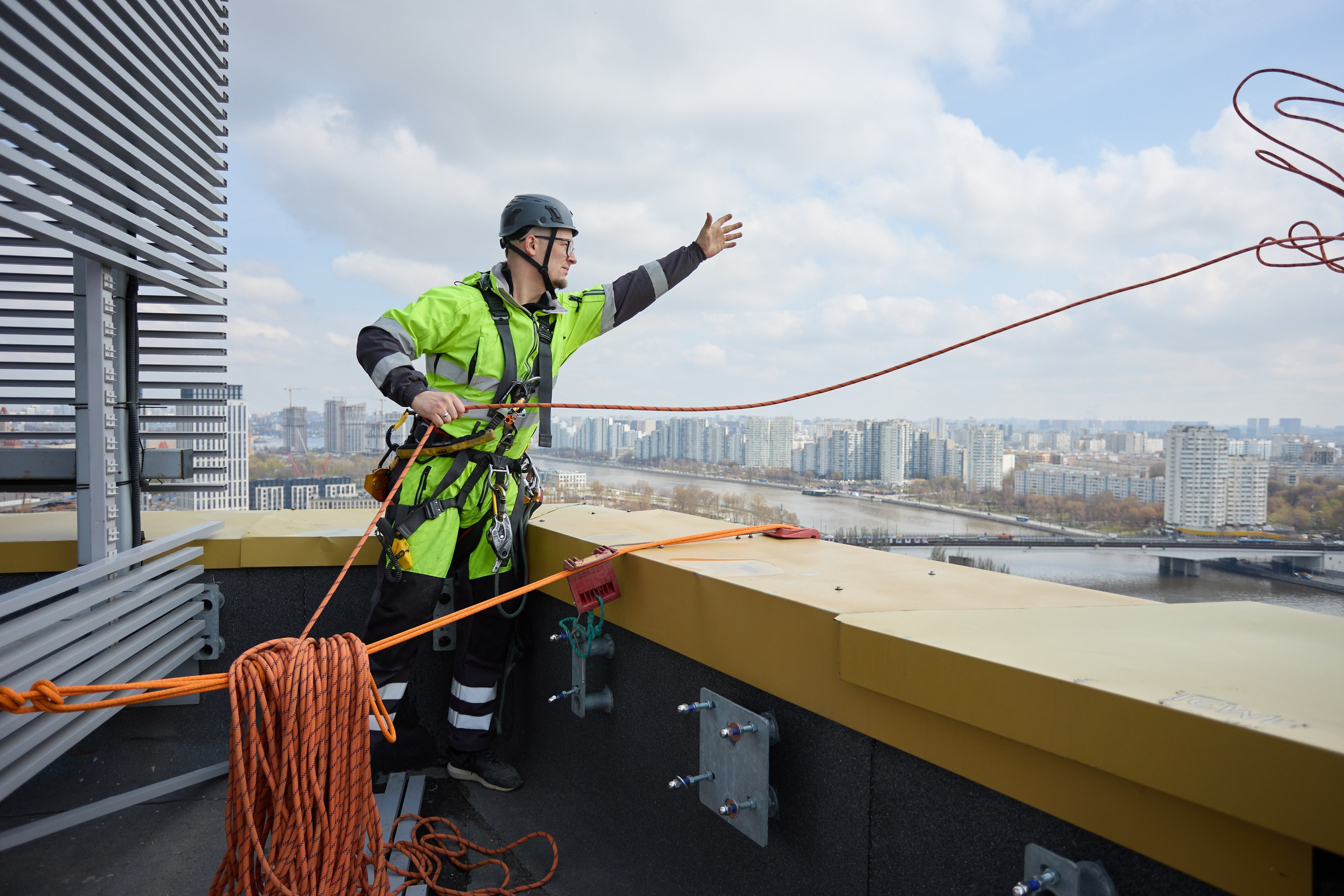 Команда промышленных альпинистов за работой. Андрей Дунин | Предметная, портретная и интерьерная съёмка