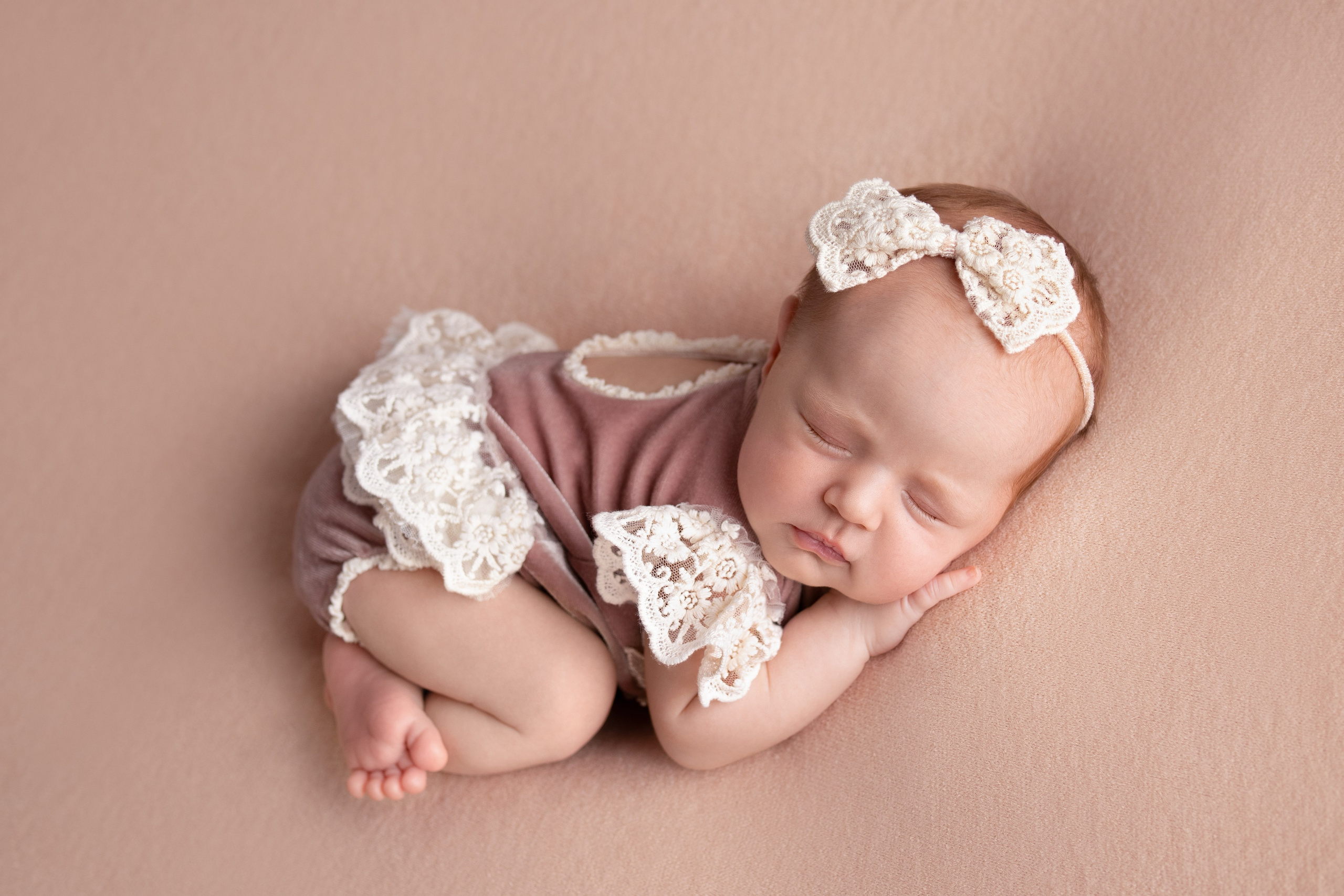 Фотосессия новорожденного ребёнка в костюмчиках