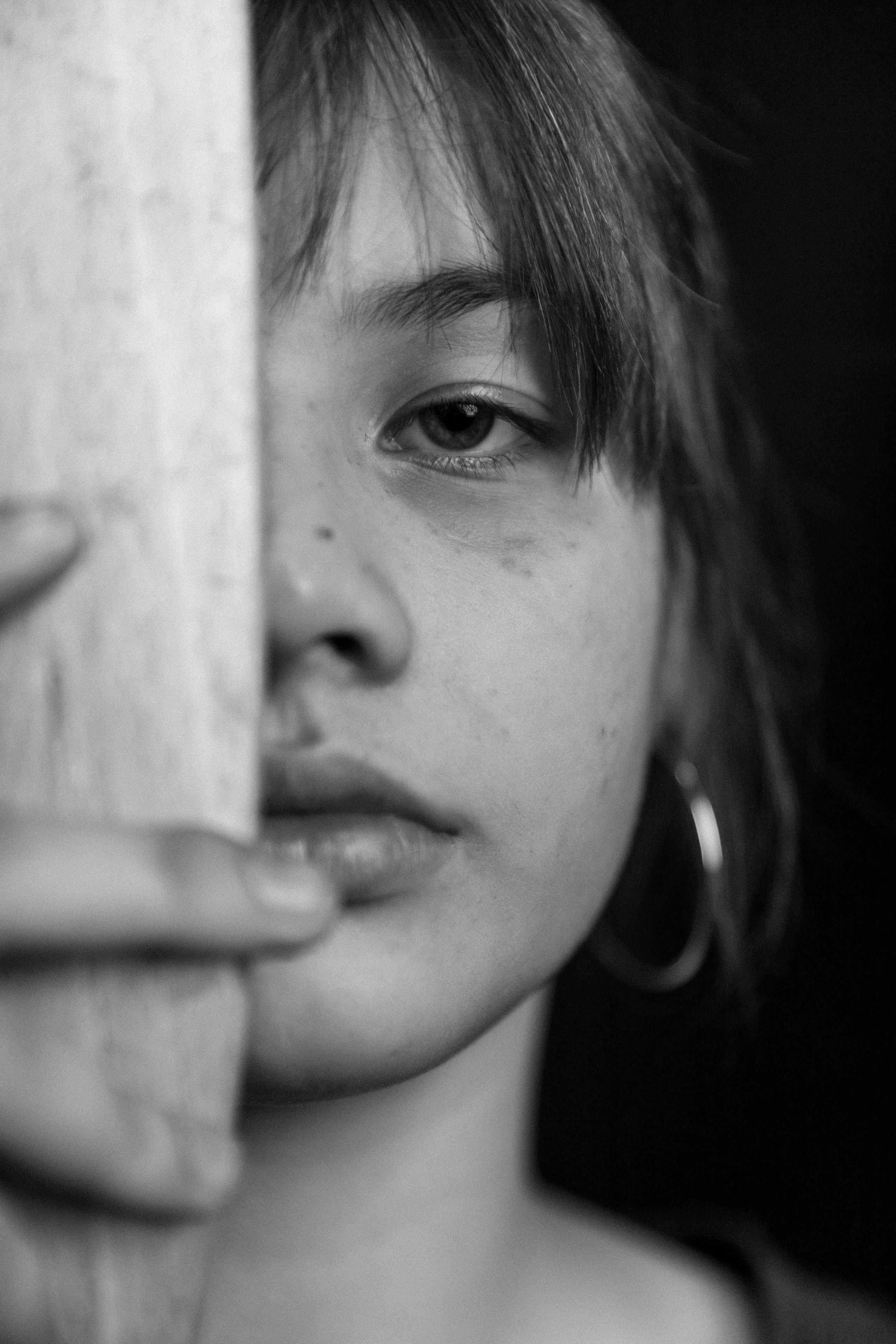 Портрет девочки-подростка в студии, лофт, боковой свет, Москва, Илья Антропов