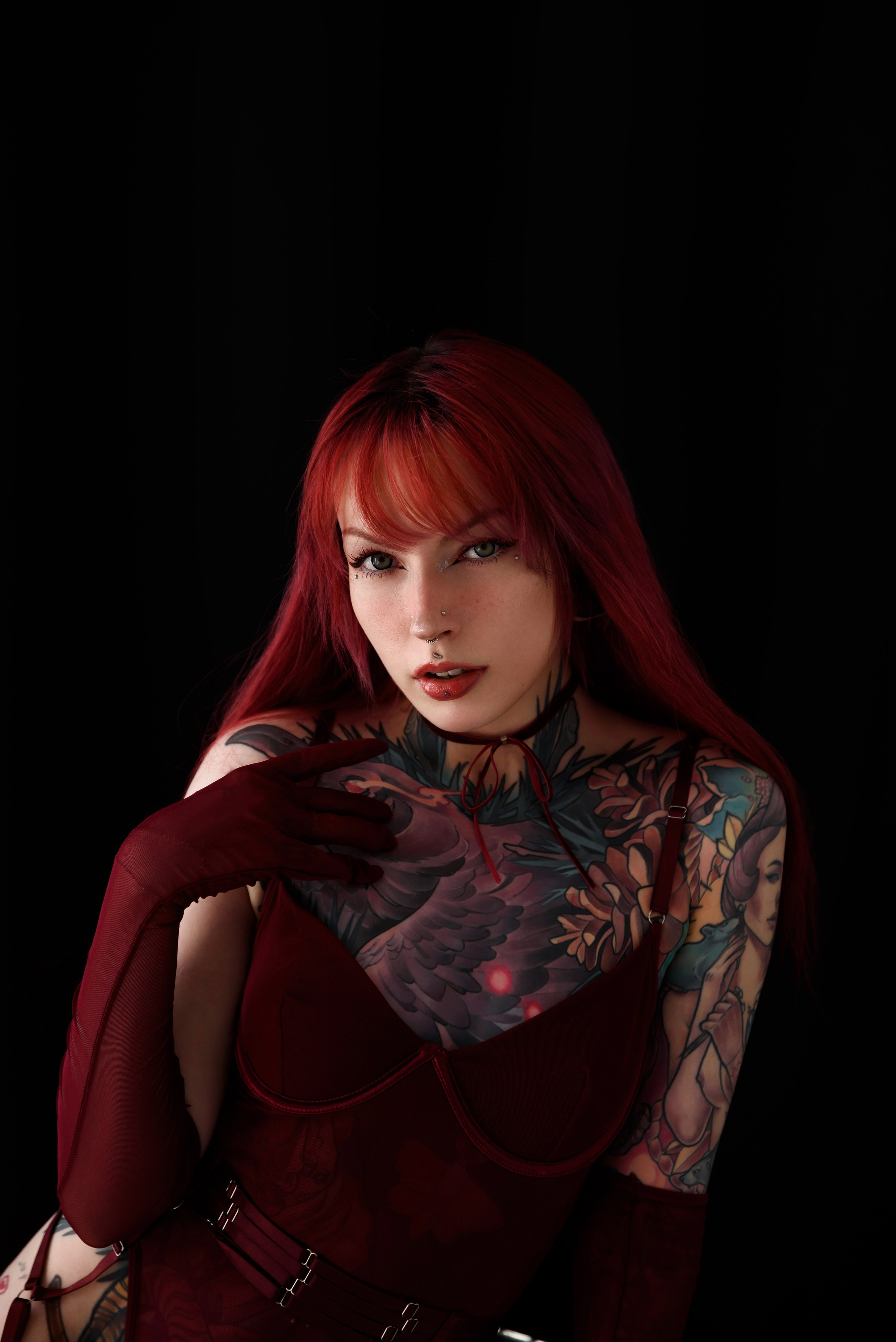 модель в красном белье с красными волосами на черном фоне фотостудия томск