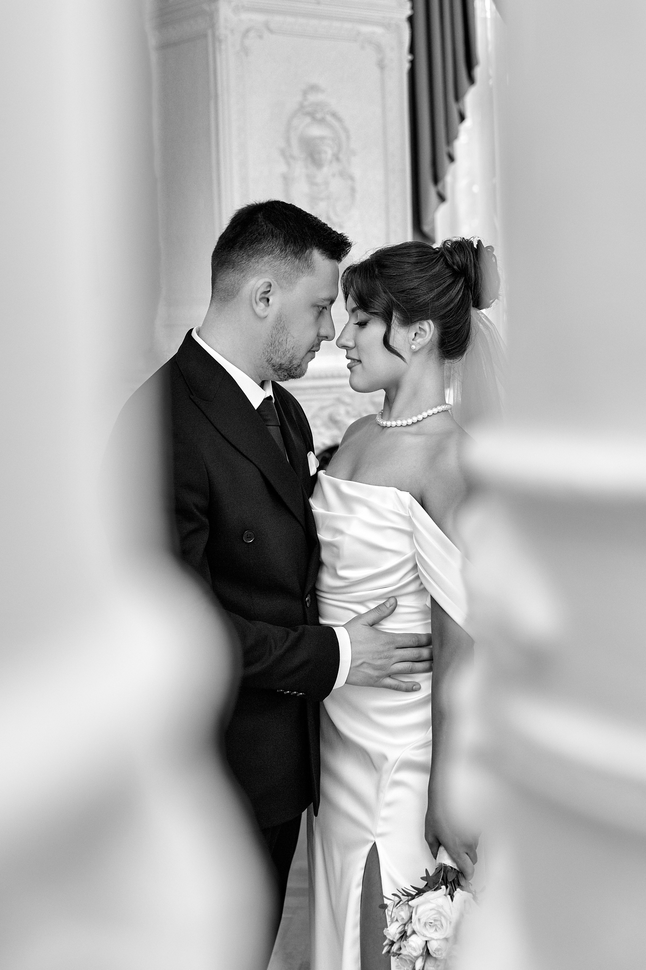 Романтический кадр молодоженов в ЗАГСе Ульяновска — нежные объятия пары на фоне колонн. Свадебный фотограф Елена Орешина