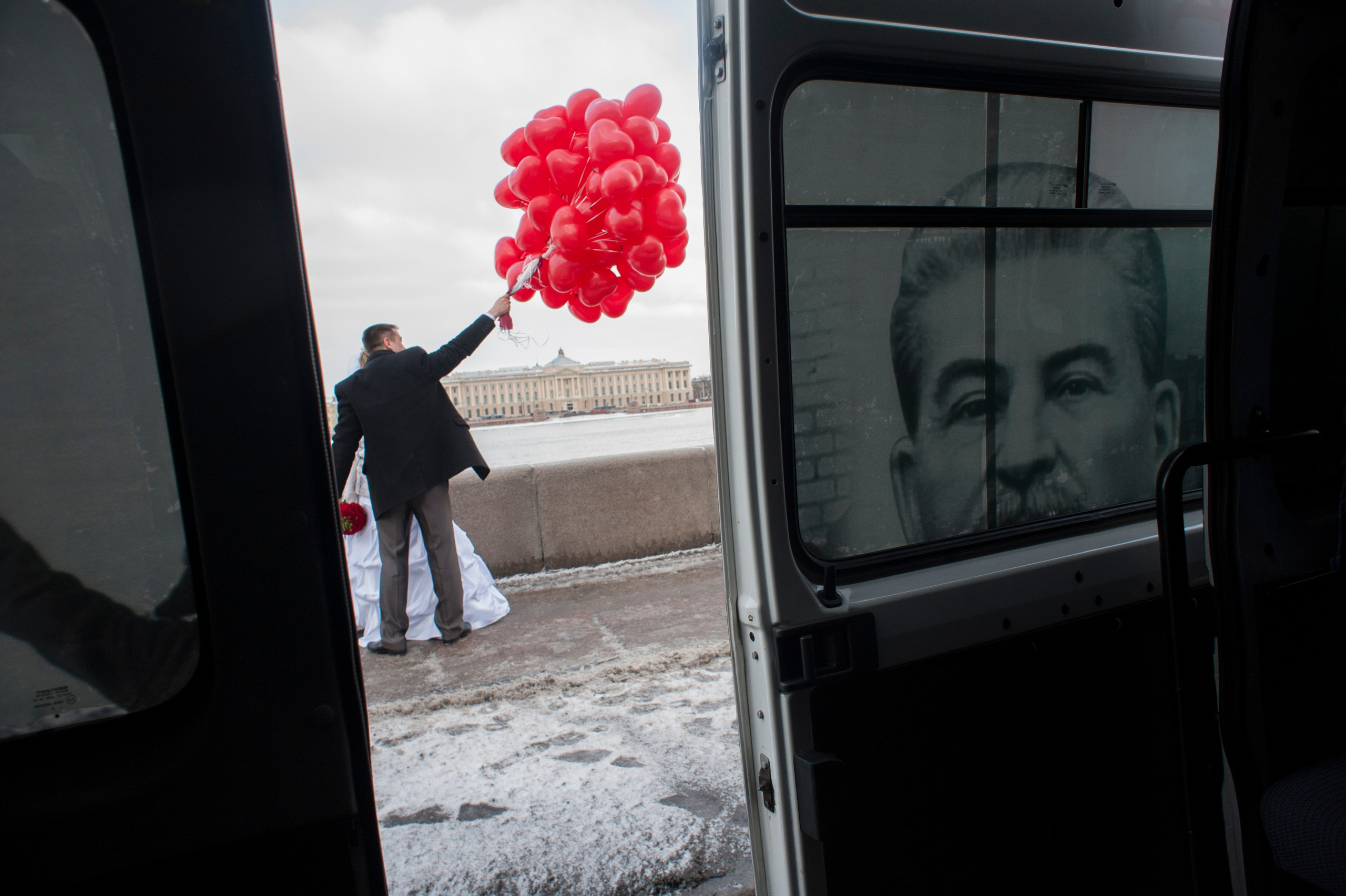 "Сталинобус" едет по набережной Невы в Санкт-Петербурге. Рейсовые автобусы с портретом Иосифа Сталина курсировали по улицам Волгограда, Читы и Петербурга в день 70-летнего юбилея победы в Сталинградской битве. 2 февраля 2013 года.