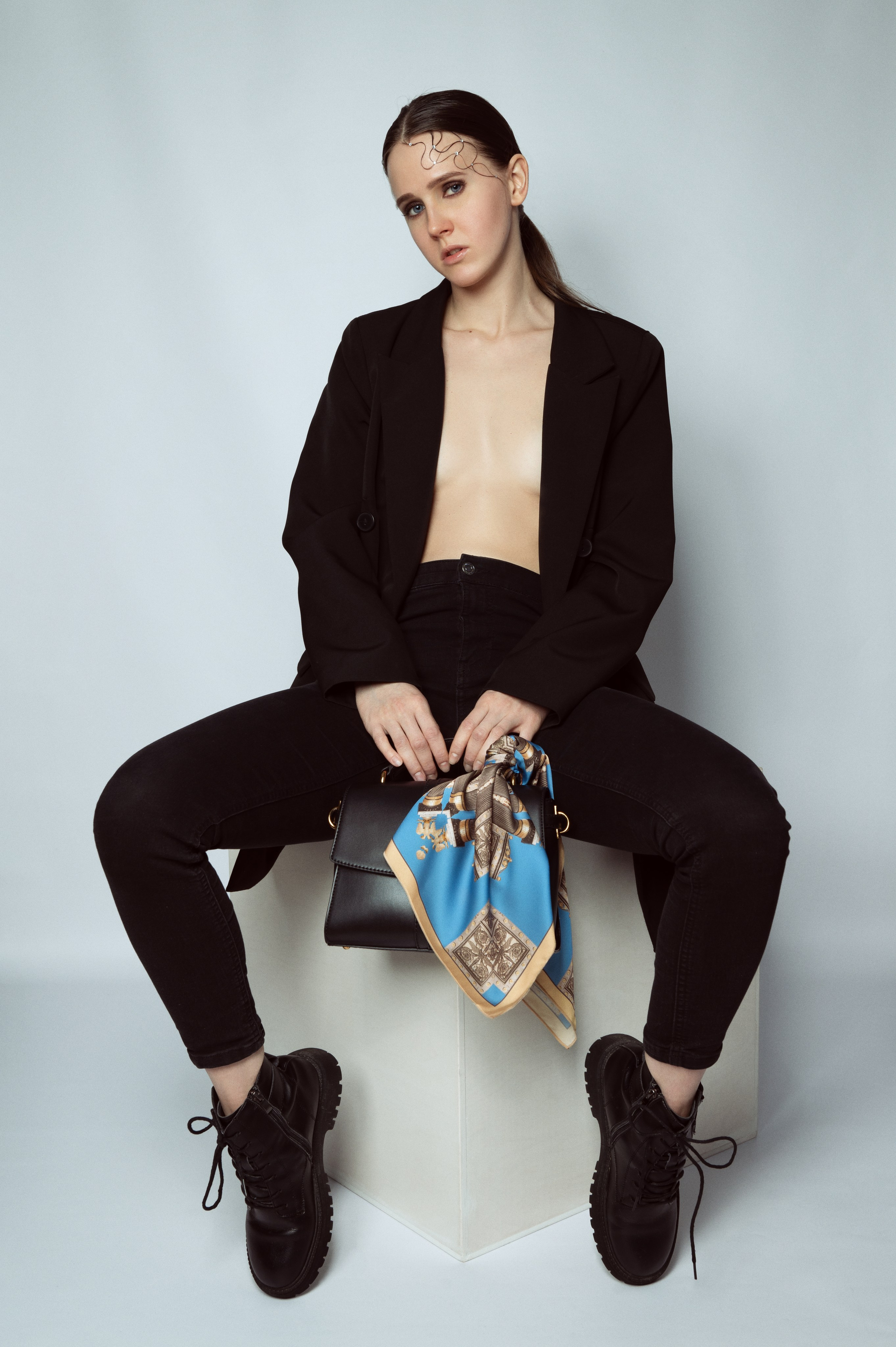 съемка для каталога, съемка для wildberries, съемка платков, девушка в черном