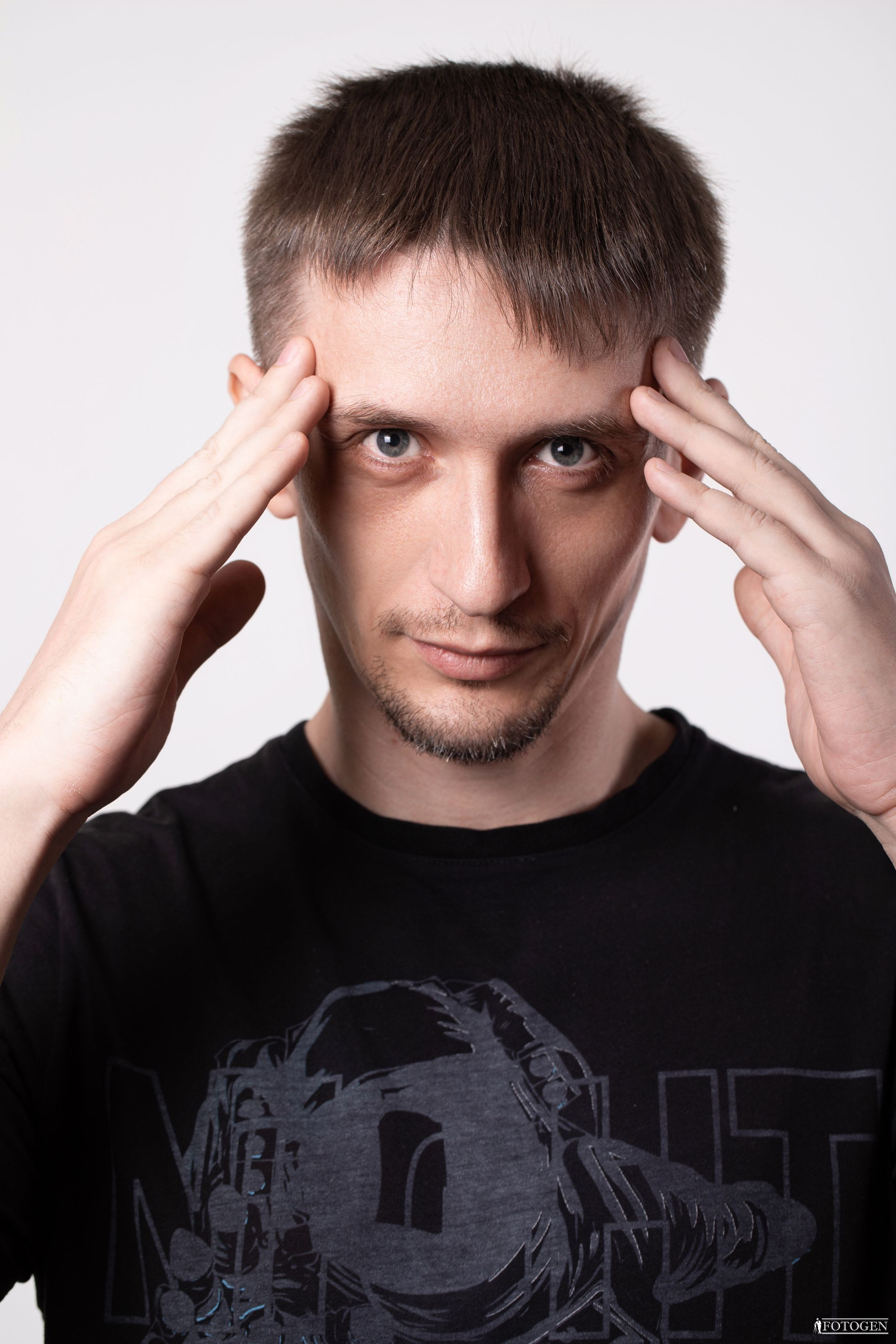 Профессиональная мужская фотосессия в Fotogen: Ваша история в кадре. Интерьерная фотостудия FOTOGEN г. Краснодар