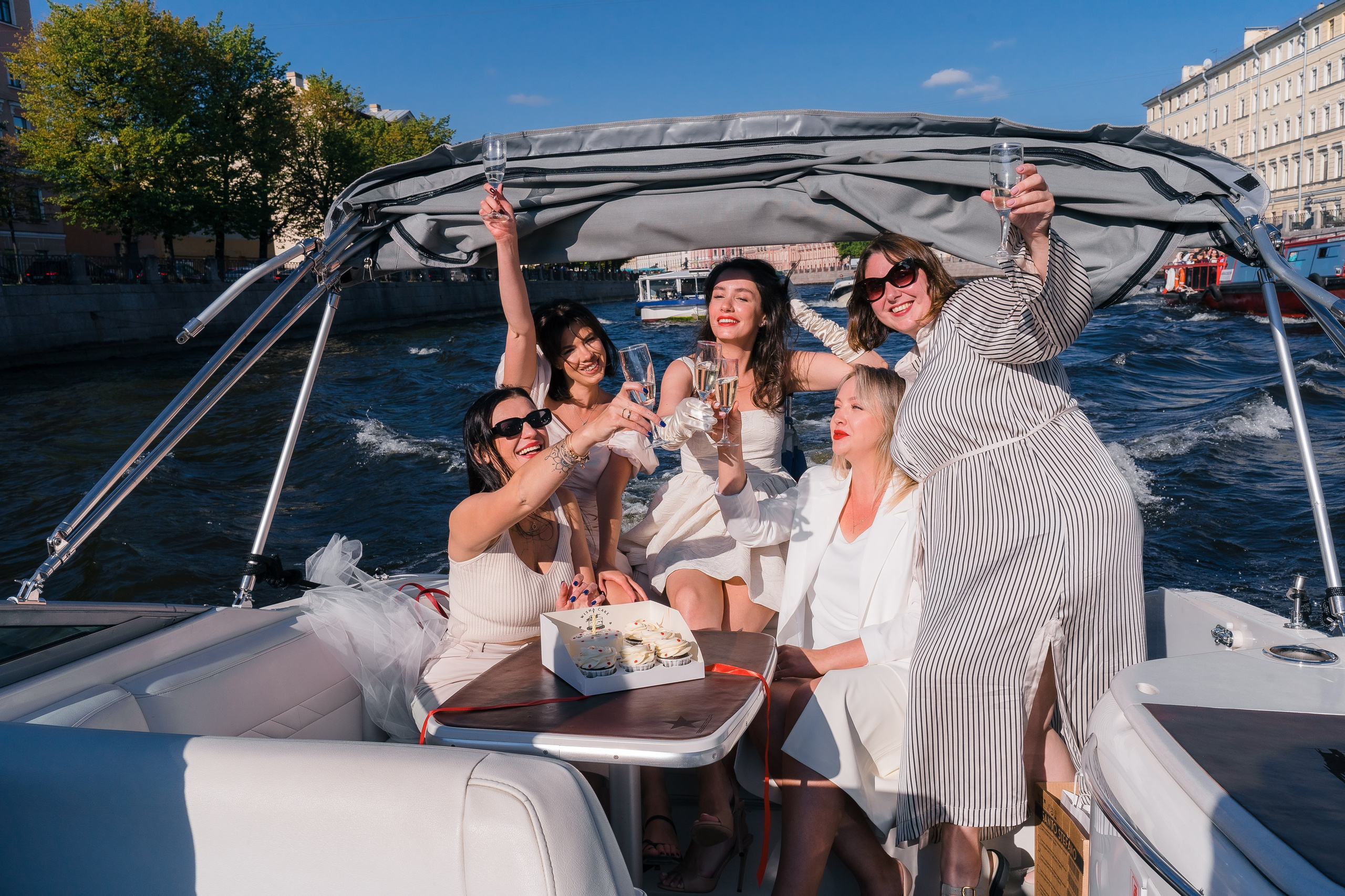 Фотосъемка девичника, встреча девушек, веселые женские портреты