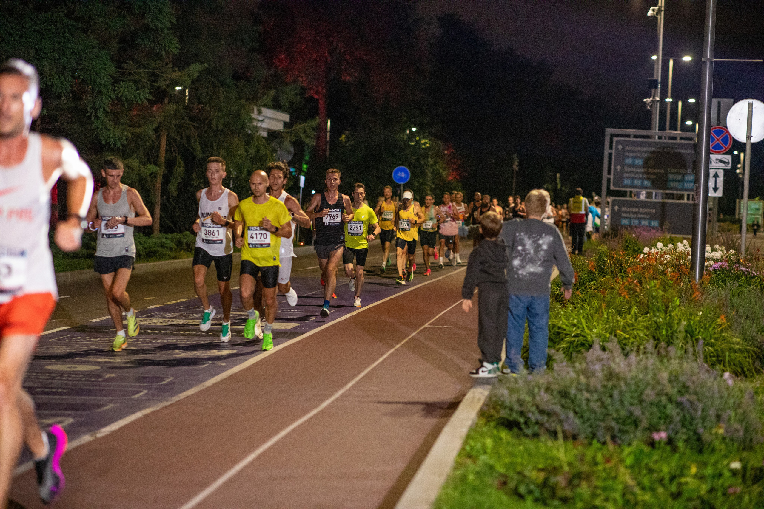 Ночной забег в ленте фотографий бегунов 03.08.24. Фотограф Сергей Ловкий