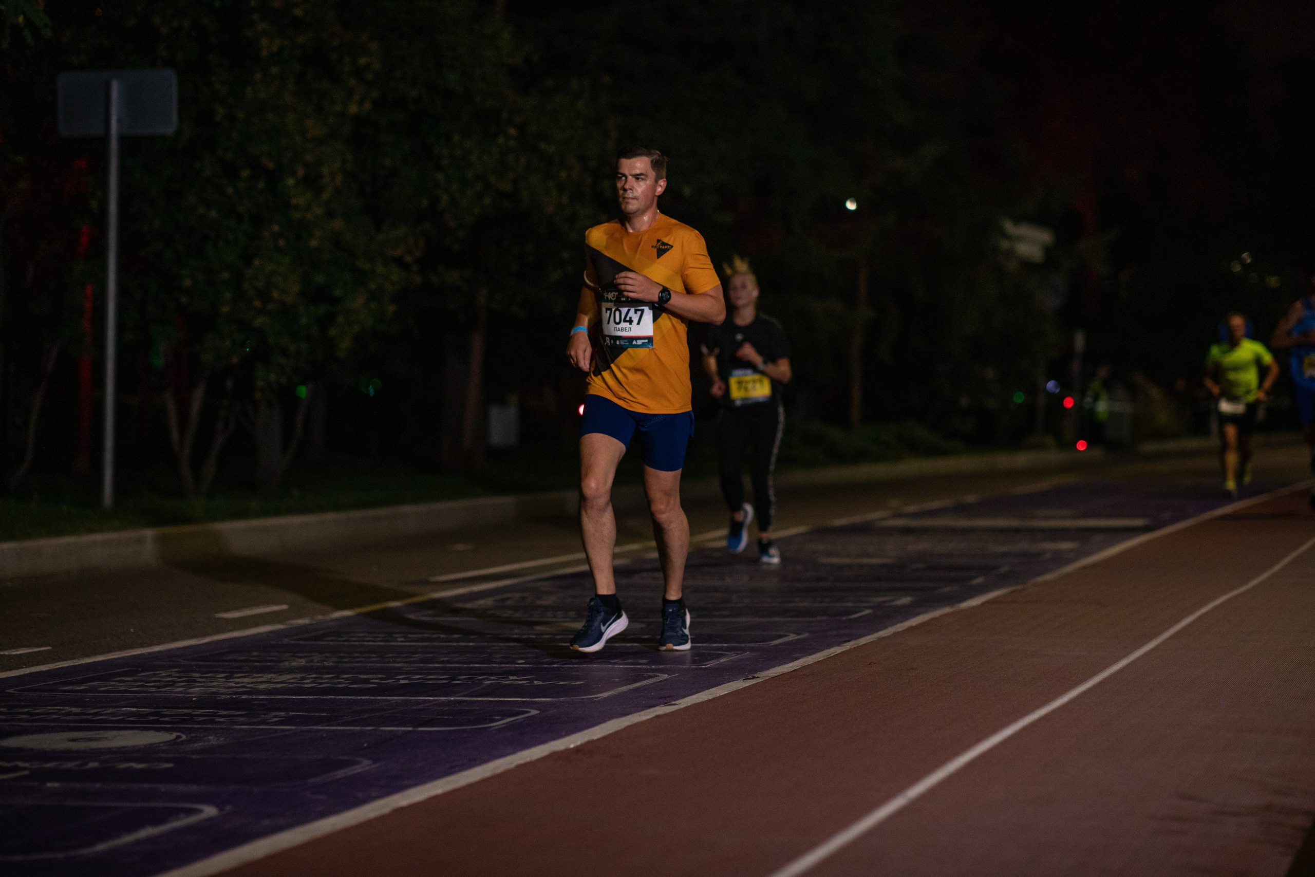 Ночной забег в ленте фотографий бегунов 03.08.24. Фотограф Сергей Ловкий
