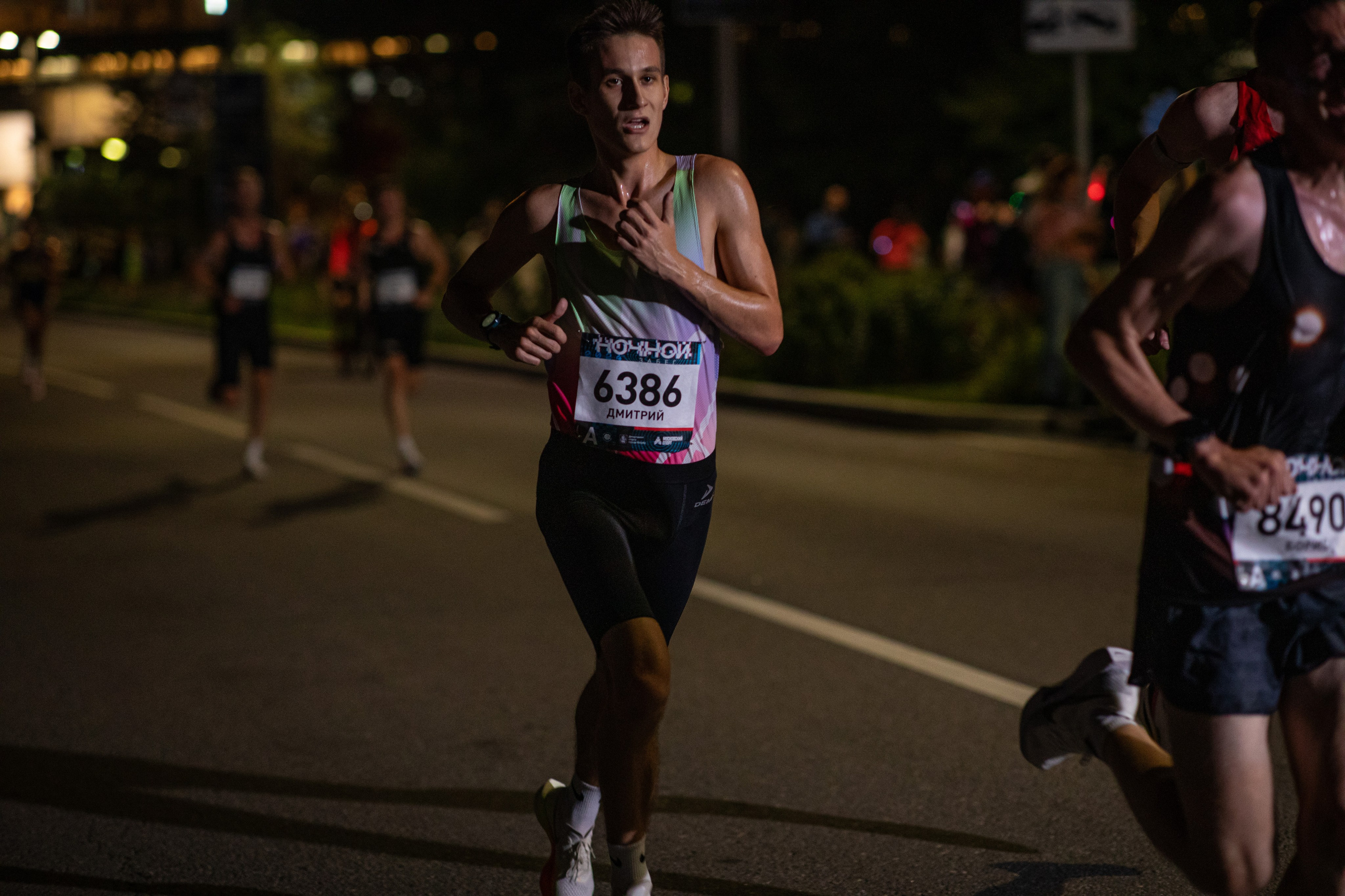 Ночной забег в ленте фотографий бегунов 03.08.24. Фотограф Сергей Ловкий