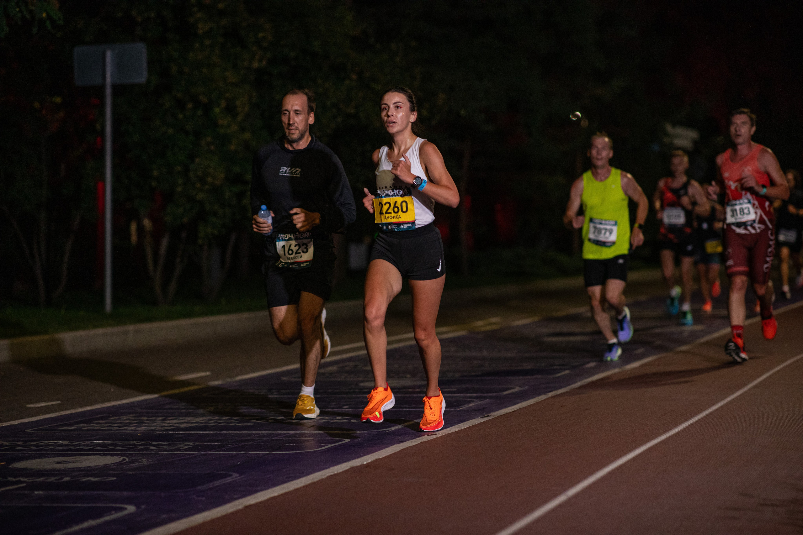 Ночной забег в ленте фотографий бегунов 03.08.24. Фотограф Сергей Ловкий