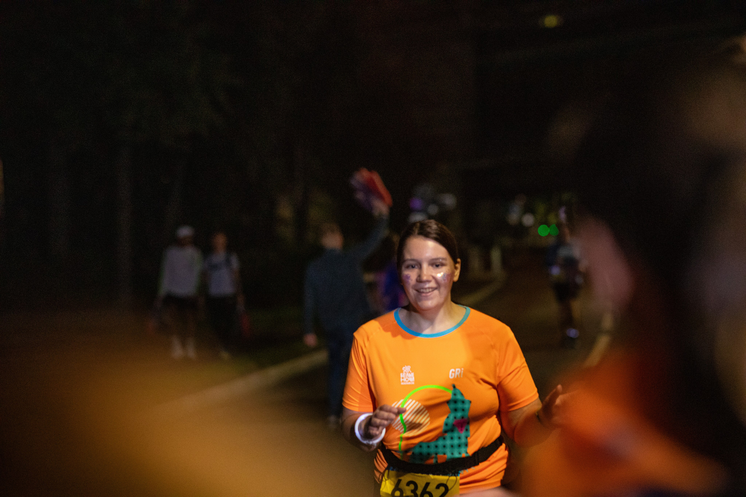 Ночной забег в ленте фотографий бегунов 03.08.24. Фотограф Сергей Ловкий