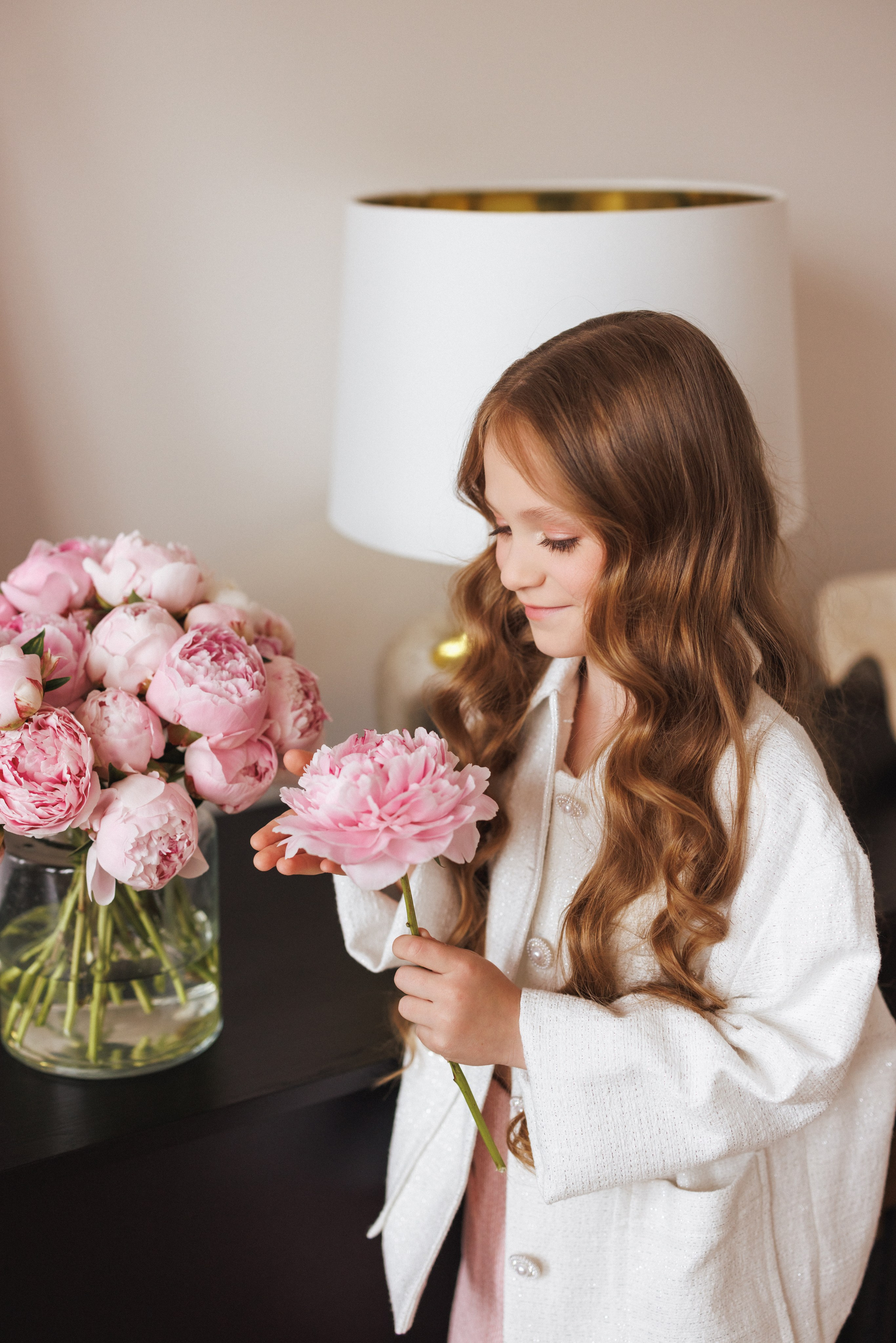 Семейная фотосессия для мамы и дочки в фотостудии «Париж», город Краснодар. Семейный и детский фотограф в Краснодаре Анна Трашкова