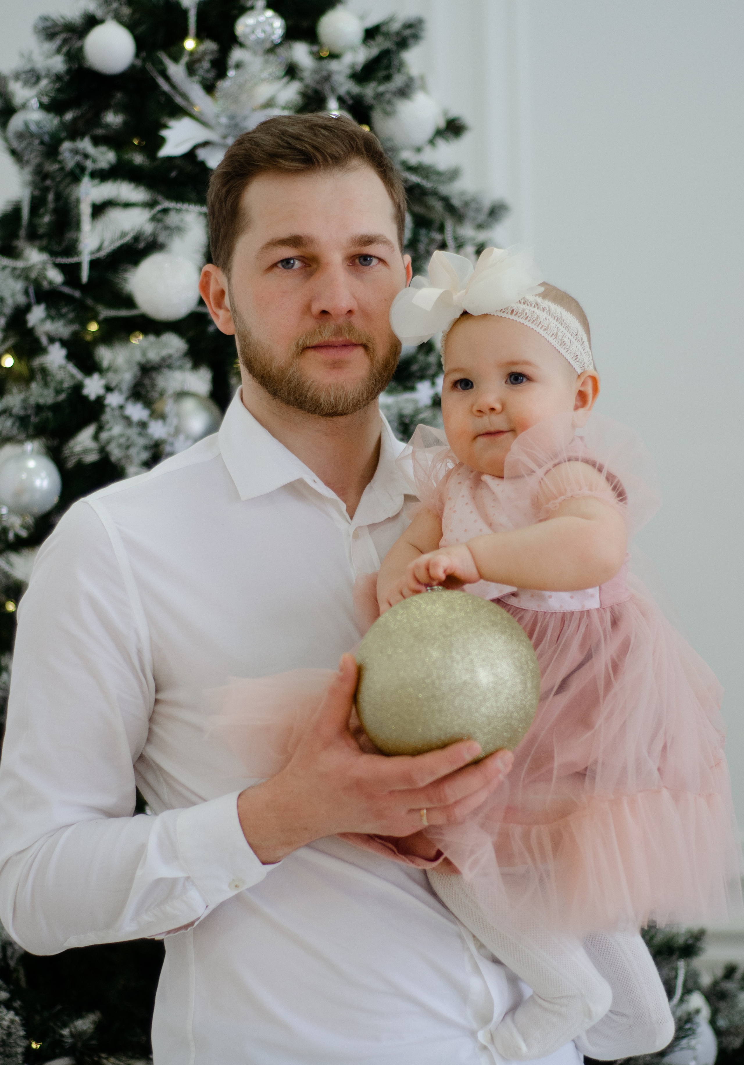 Папа и дочь возле новогодней ёлки