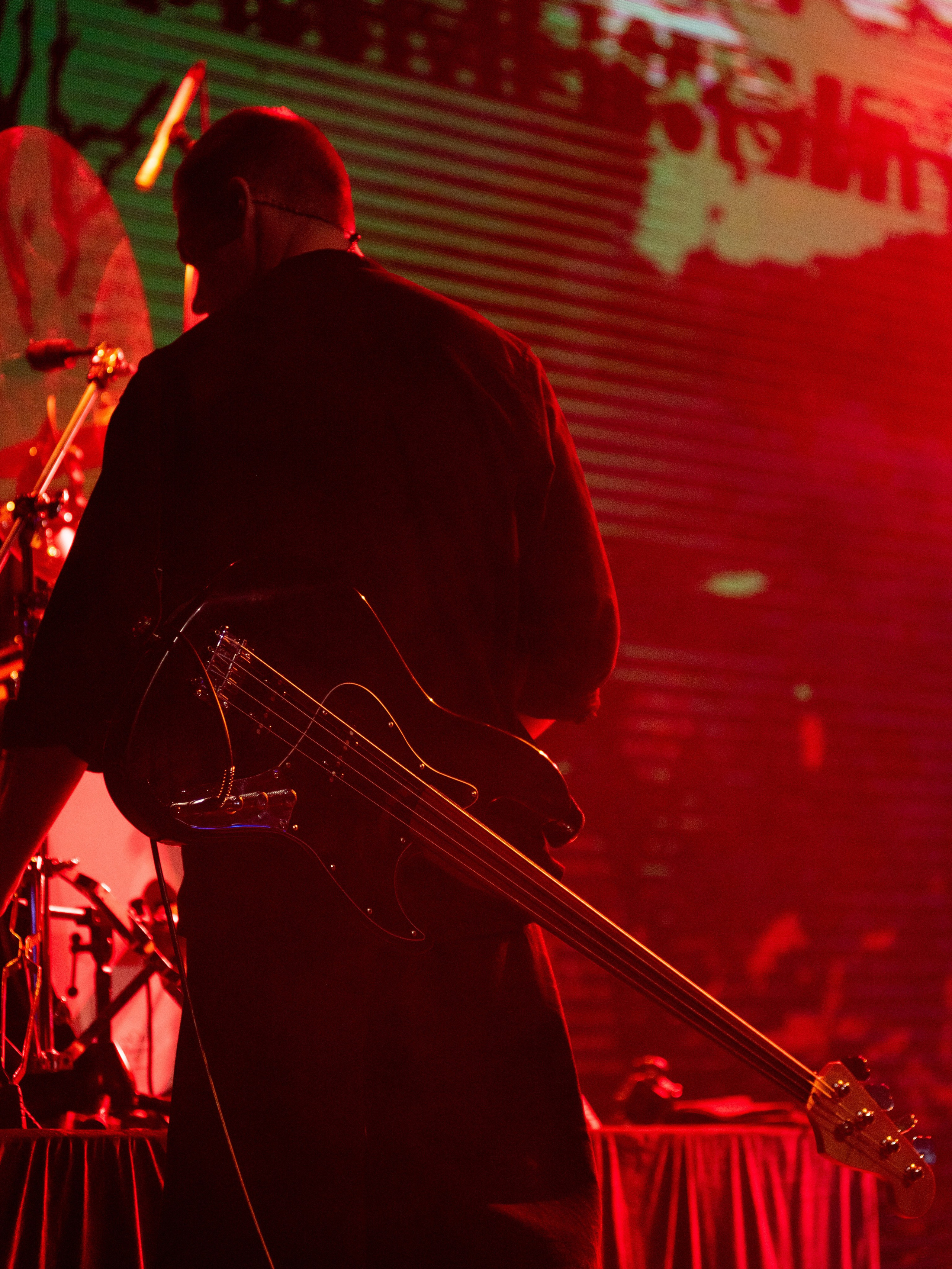 Атмосферный портрет вокалиста группы «Лампабикт» на сцене Prime Hall в Минске