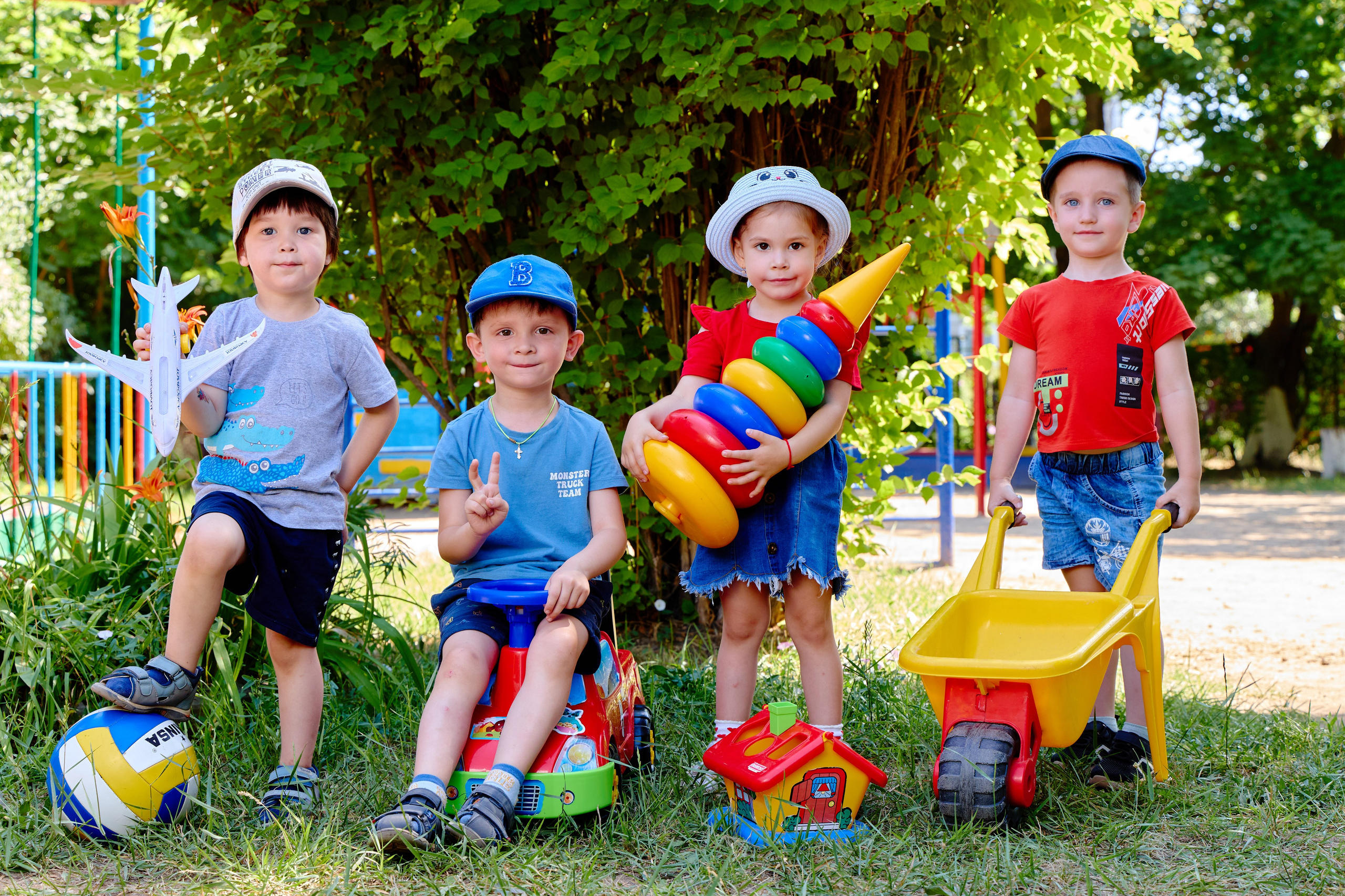 Пример летней съёмки в детском саду № 92 младшая группа Ромашки. Фотограф Выпускные альбомы Таганрог Сергей Коробченко