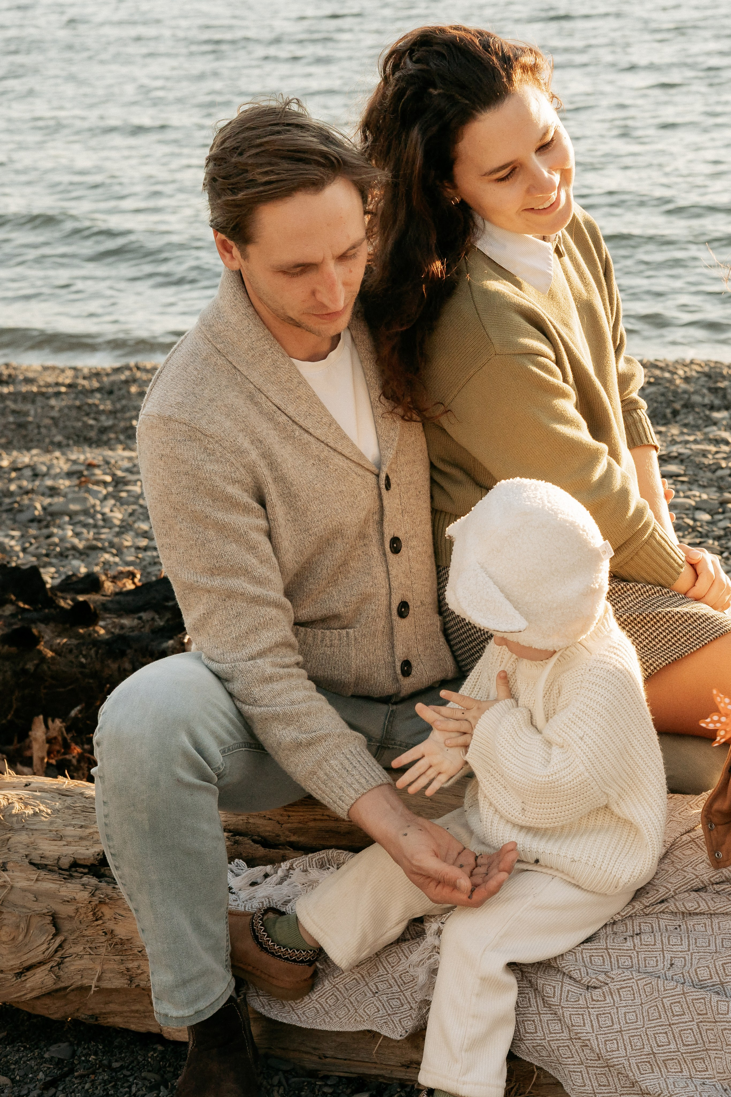 Красивые семейные наряды на фоне морского пейзажа