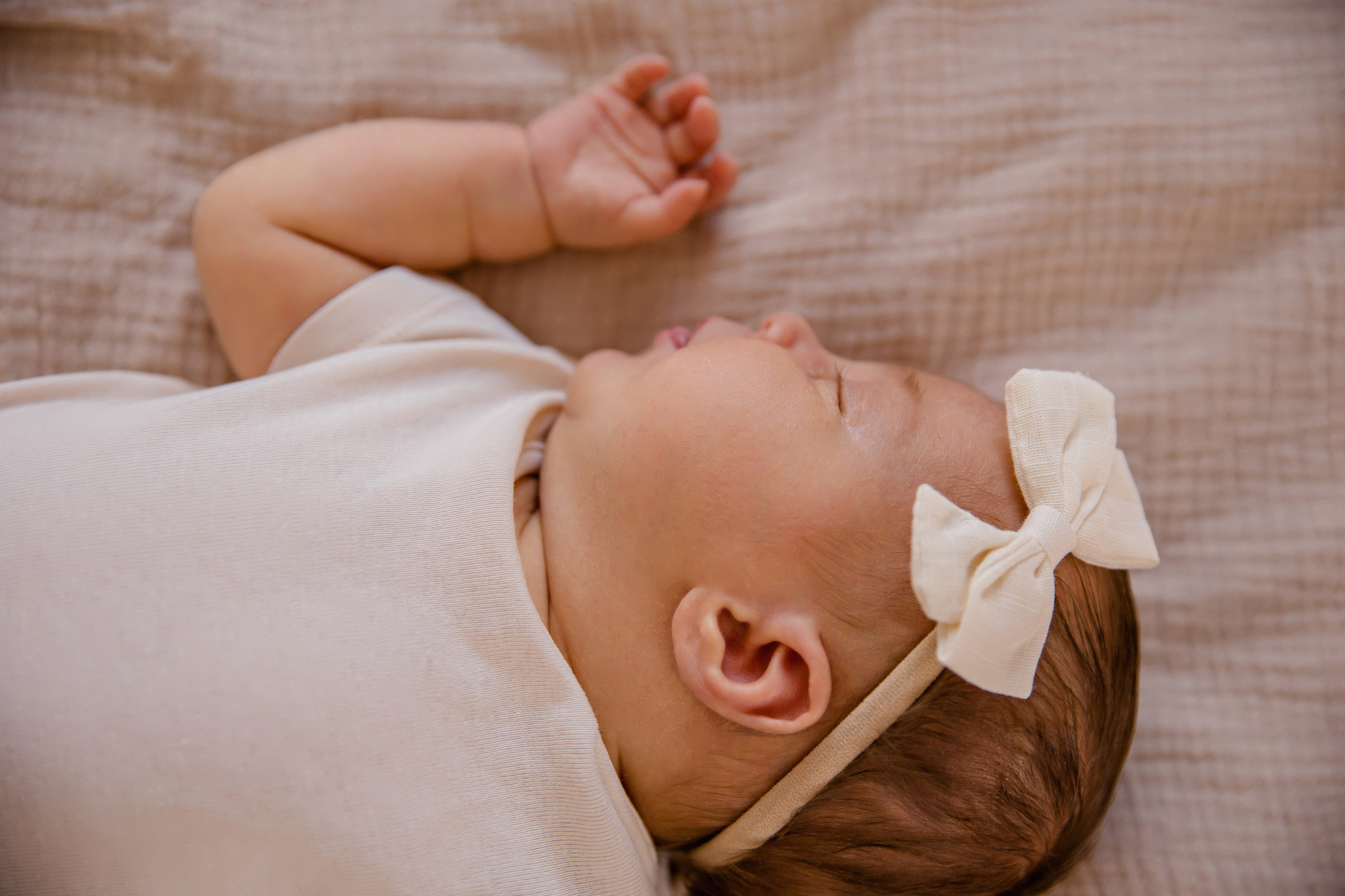 Новорожденная Ульяна в уюте дома. Семейный и детский фотограф в Москве Вера Ускова