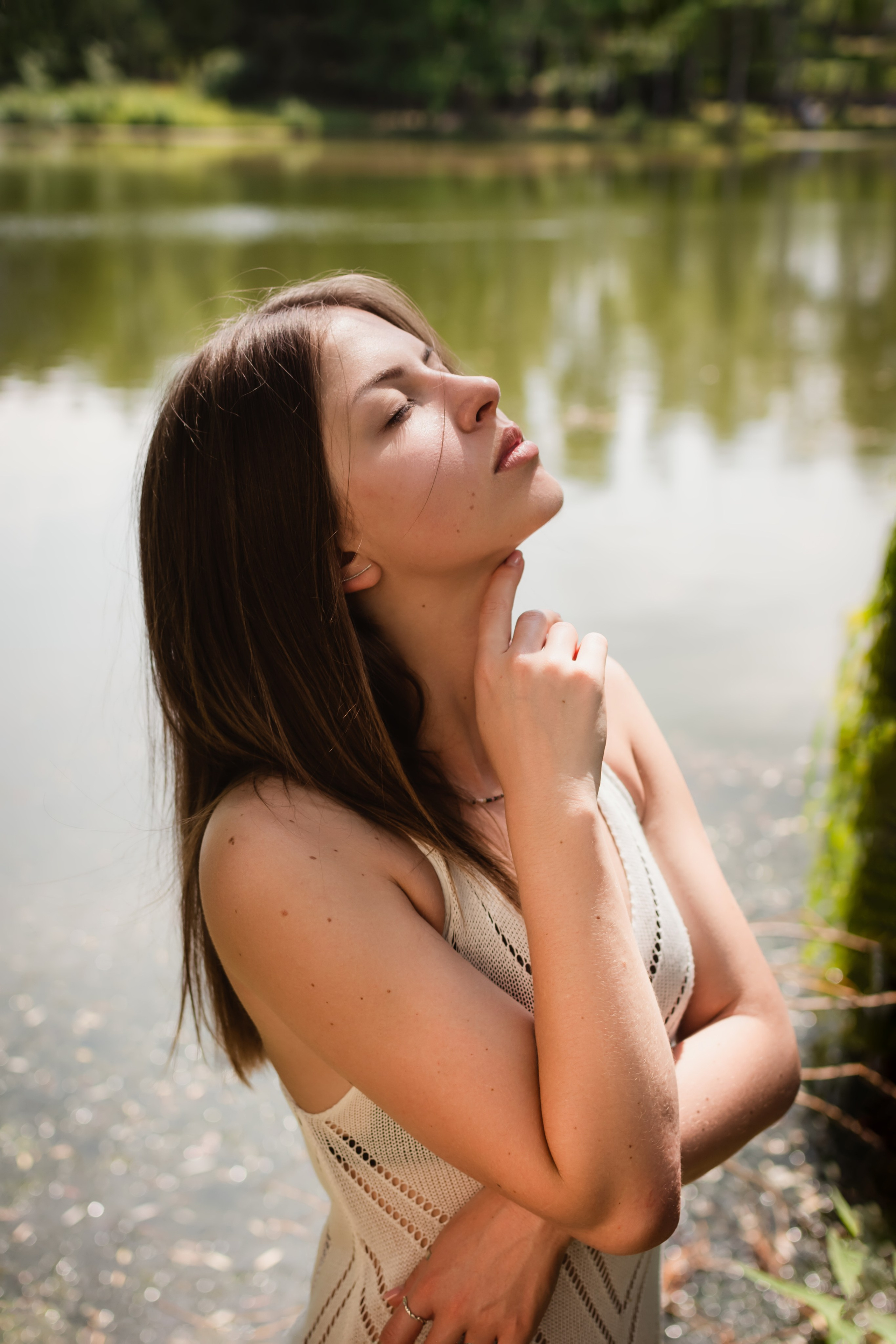 Фотосессия с персиками у реки.