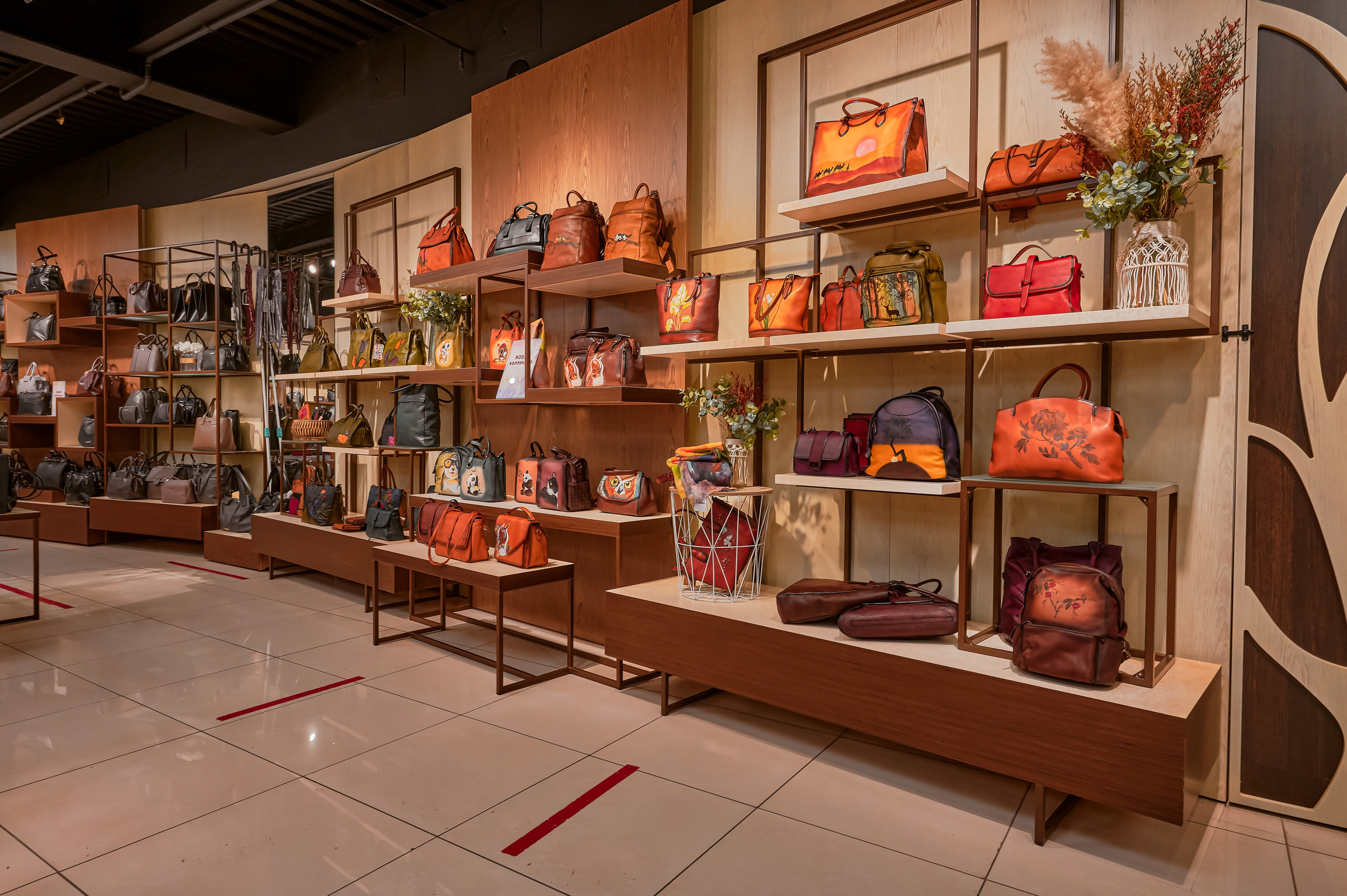 Портфолио по интерьерной и экстерьерной фотосъёмки: Мир сумок — Левый берег. Фотограф Яковлев Роман — Красноярск