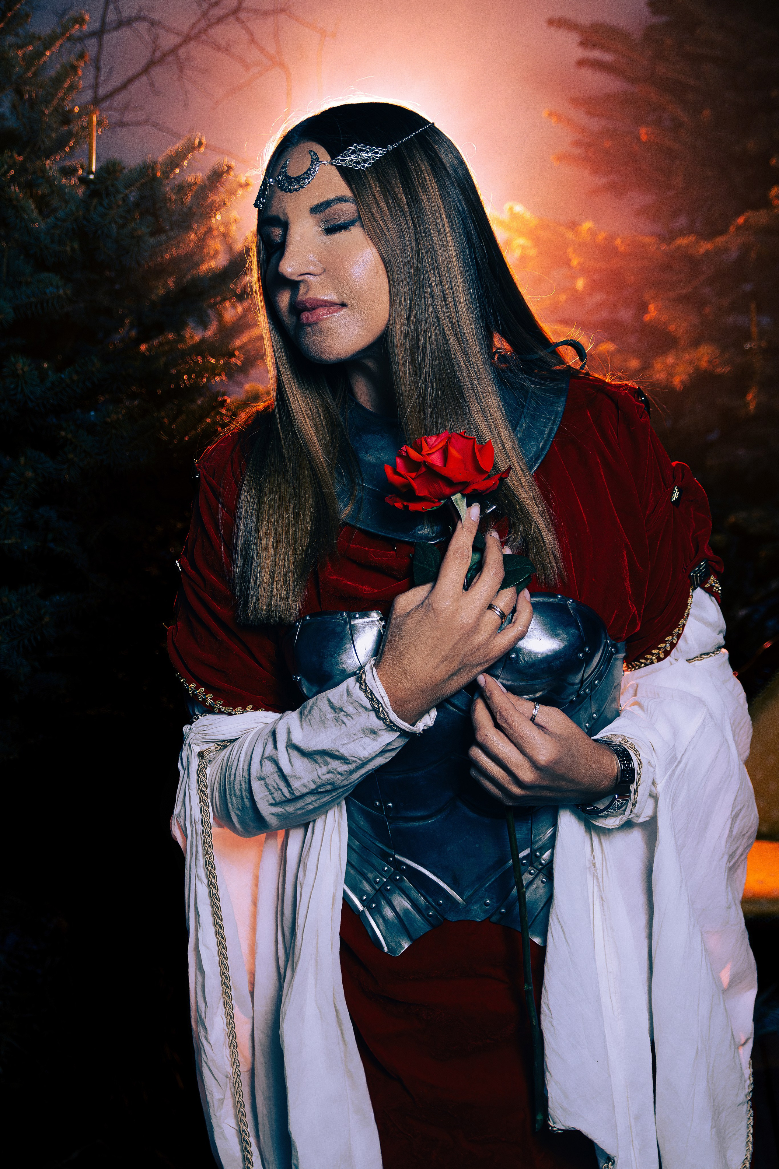 Женская фотосессия в Ростове-на-дону в образе воительницы с доспехами и мечом в поле.