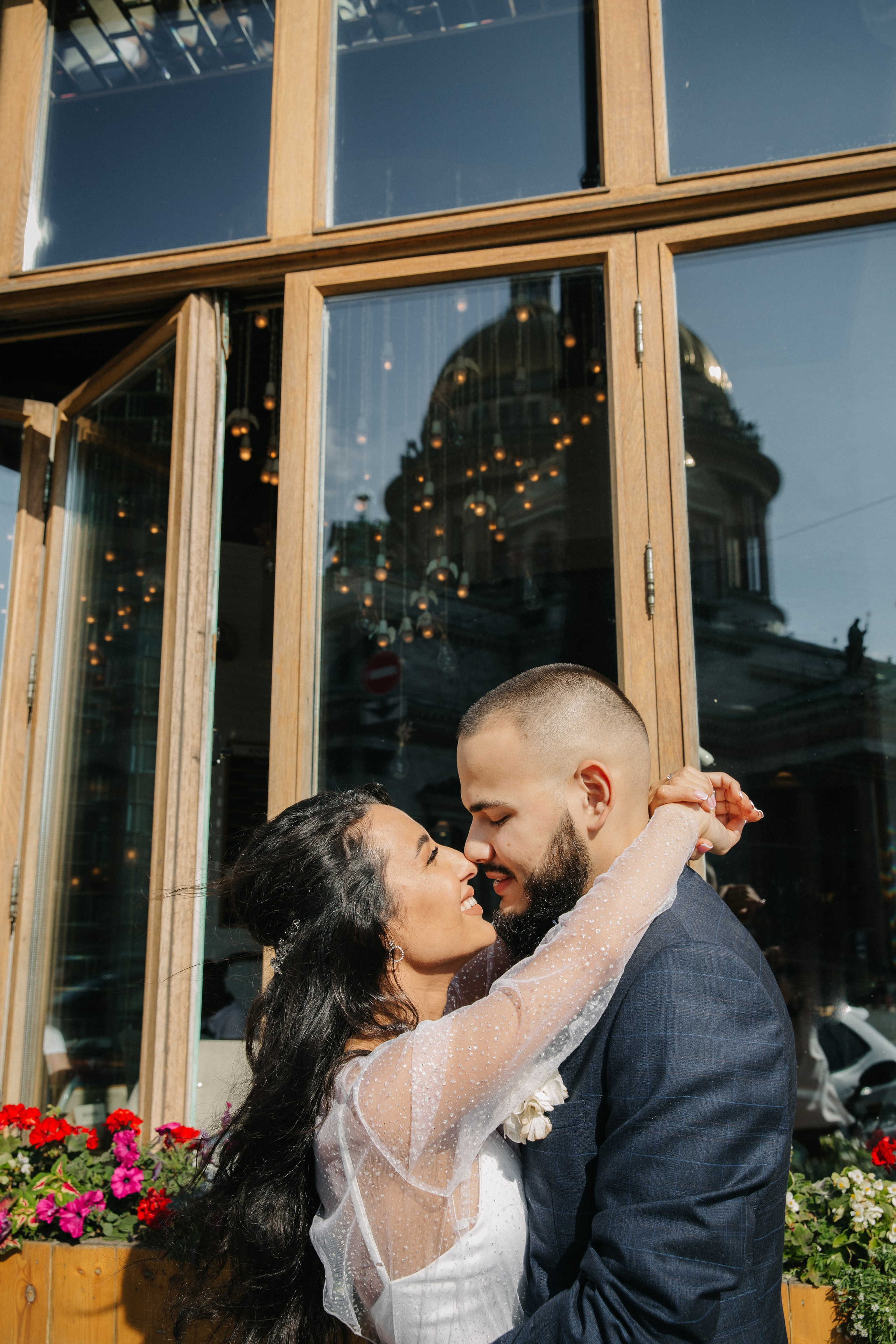 ВЫБОРГСКИЙ ЗАГС | июль, центр. Свадебный фотограф в Санкт-Петербурге Полина Корзухина