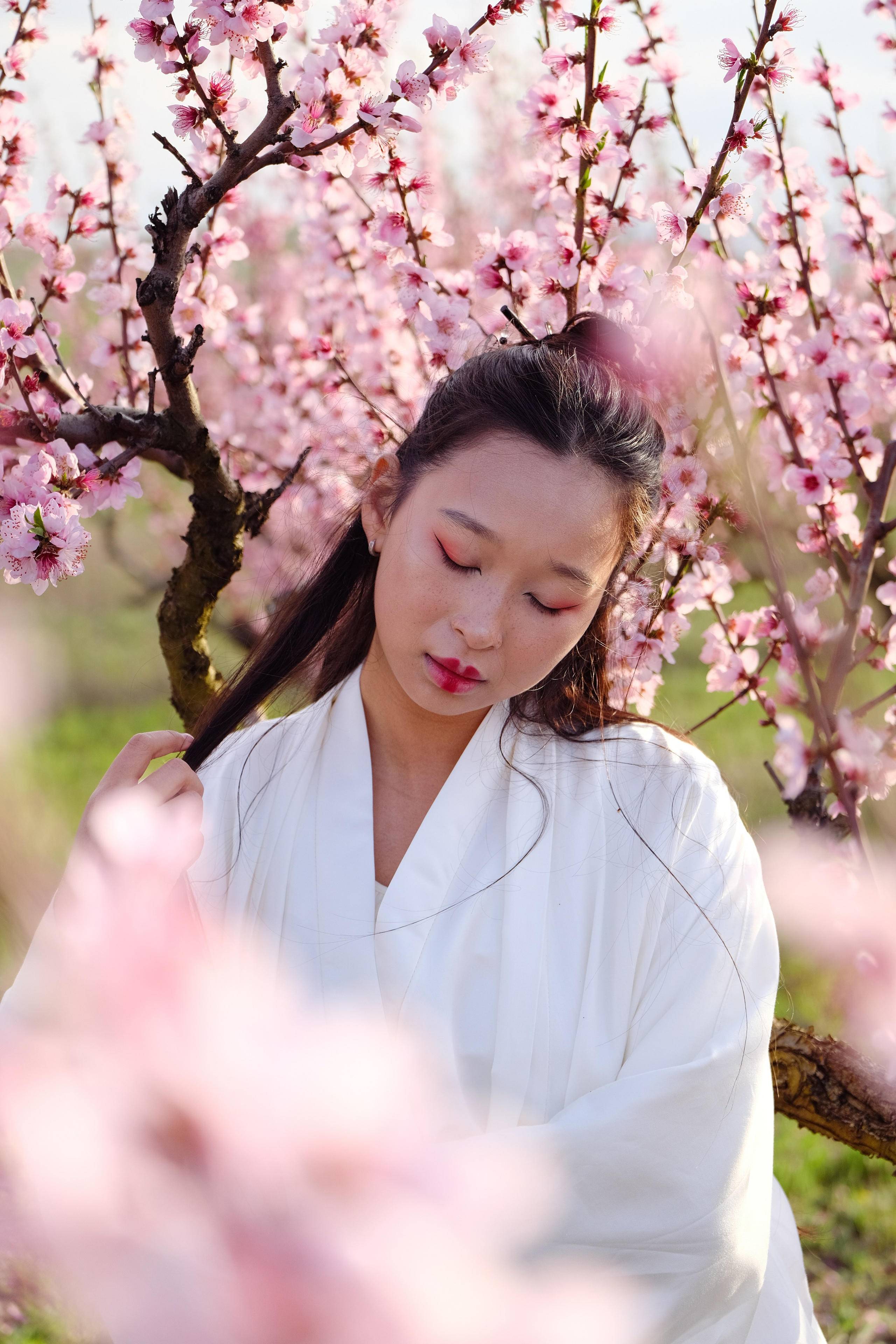 Фото в цветущих персиковых садах. Профессиональная фотосъемка в Крыму. Натуральные эмоции и живые кадры. Забронируйте дату прямо сейчас!