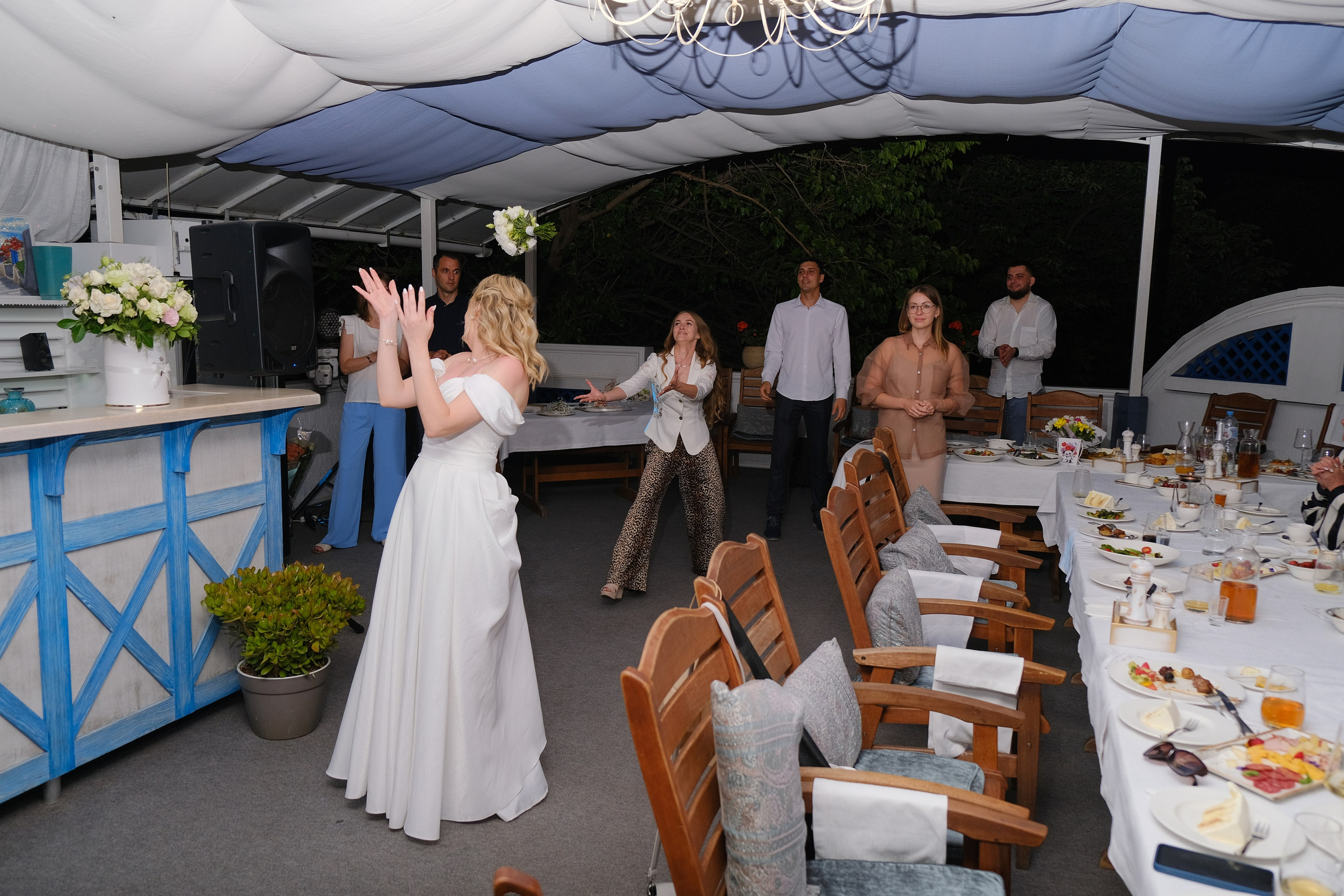 Свадебная фотосессия в Старая ялтинская дорога, фотолент. Профессиональная фотосъемка в Крыму. Натуральные эмоции и живые кадры. Забронируйте дату прямо сейчас!