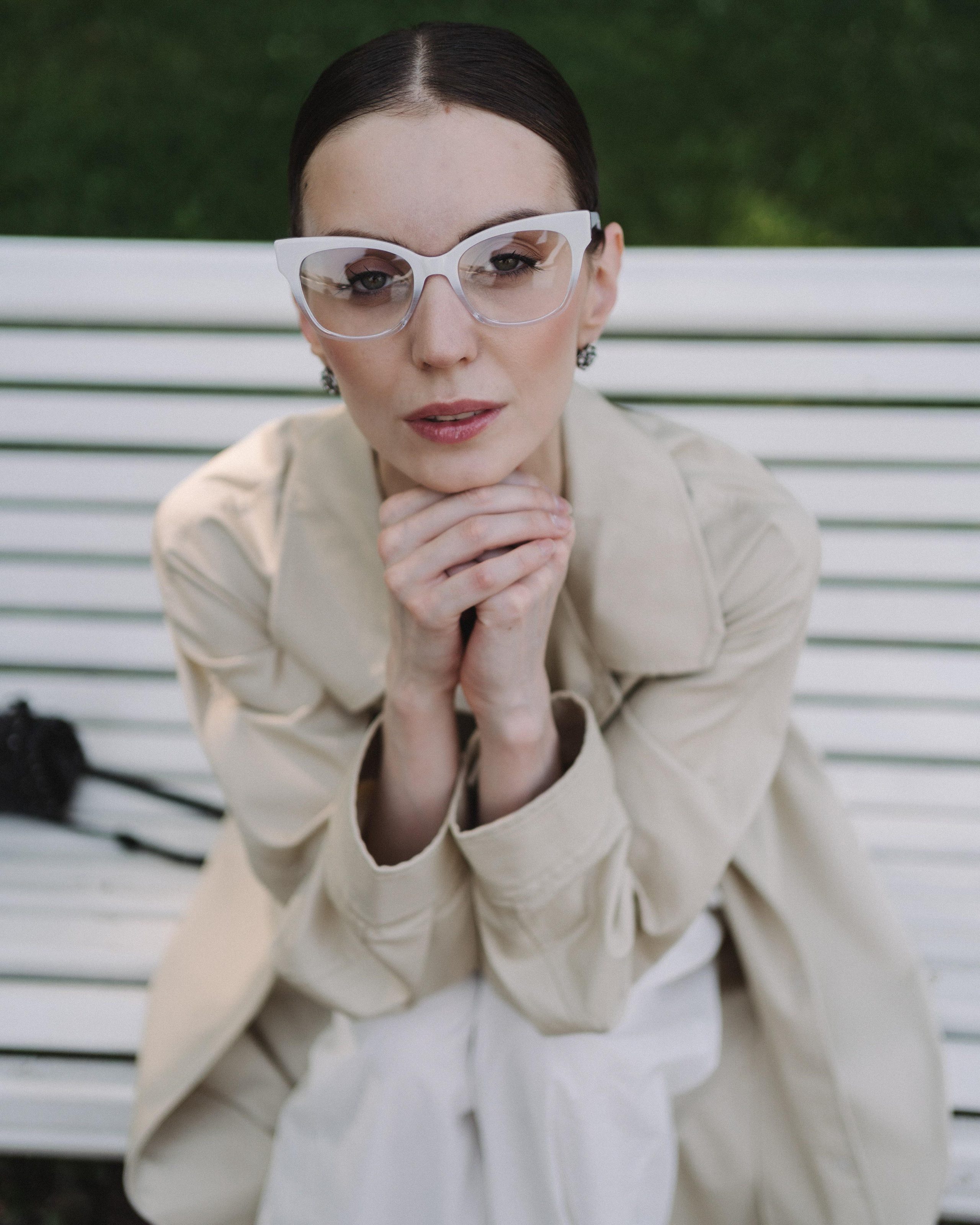 Фотосессия в белых очках от фотографа в спб