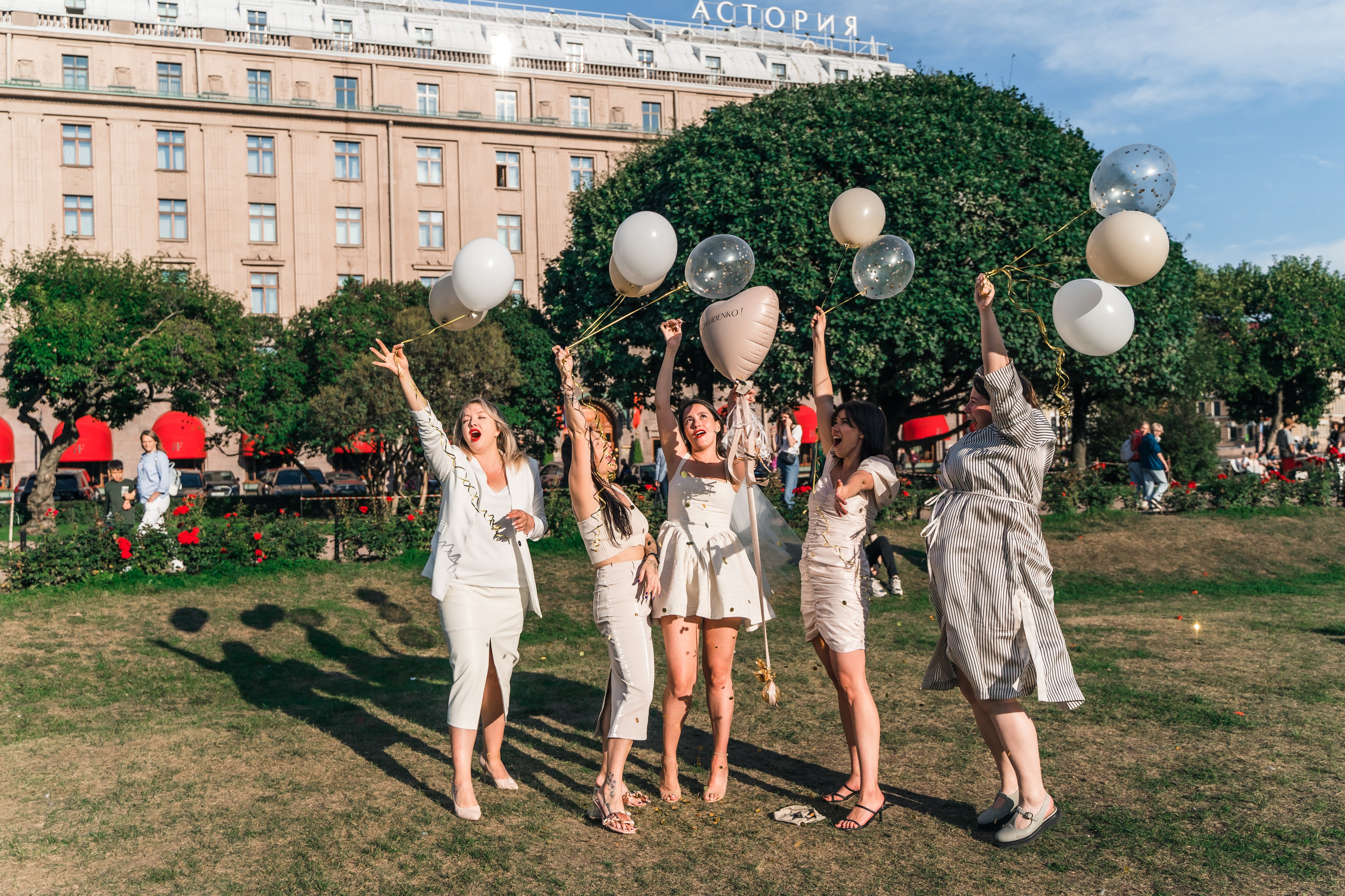 Фотосъемка девичника, встреча девушек, веселые женские портреты