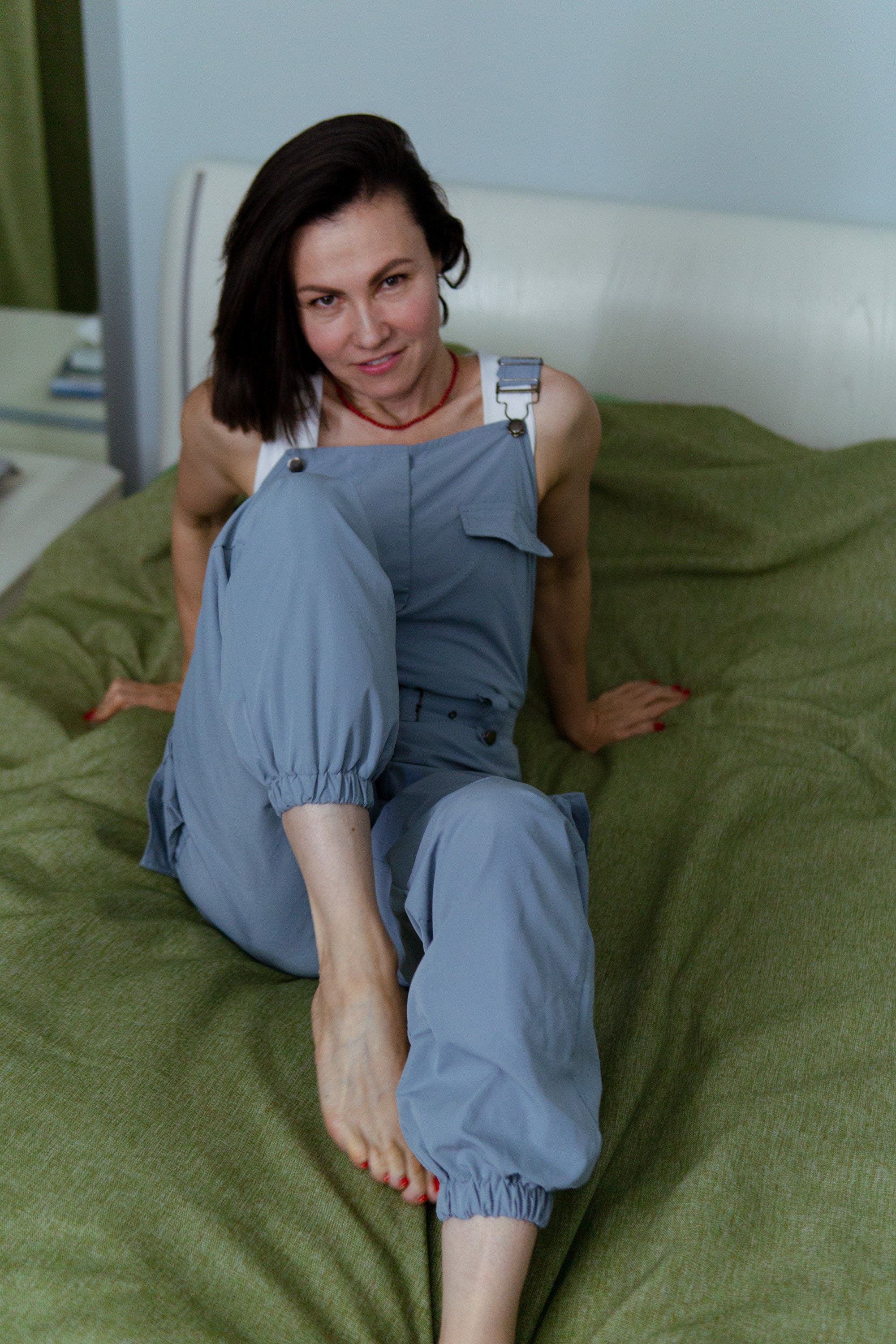 девушка на кровати