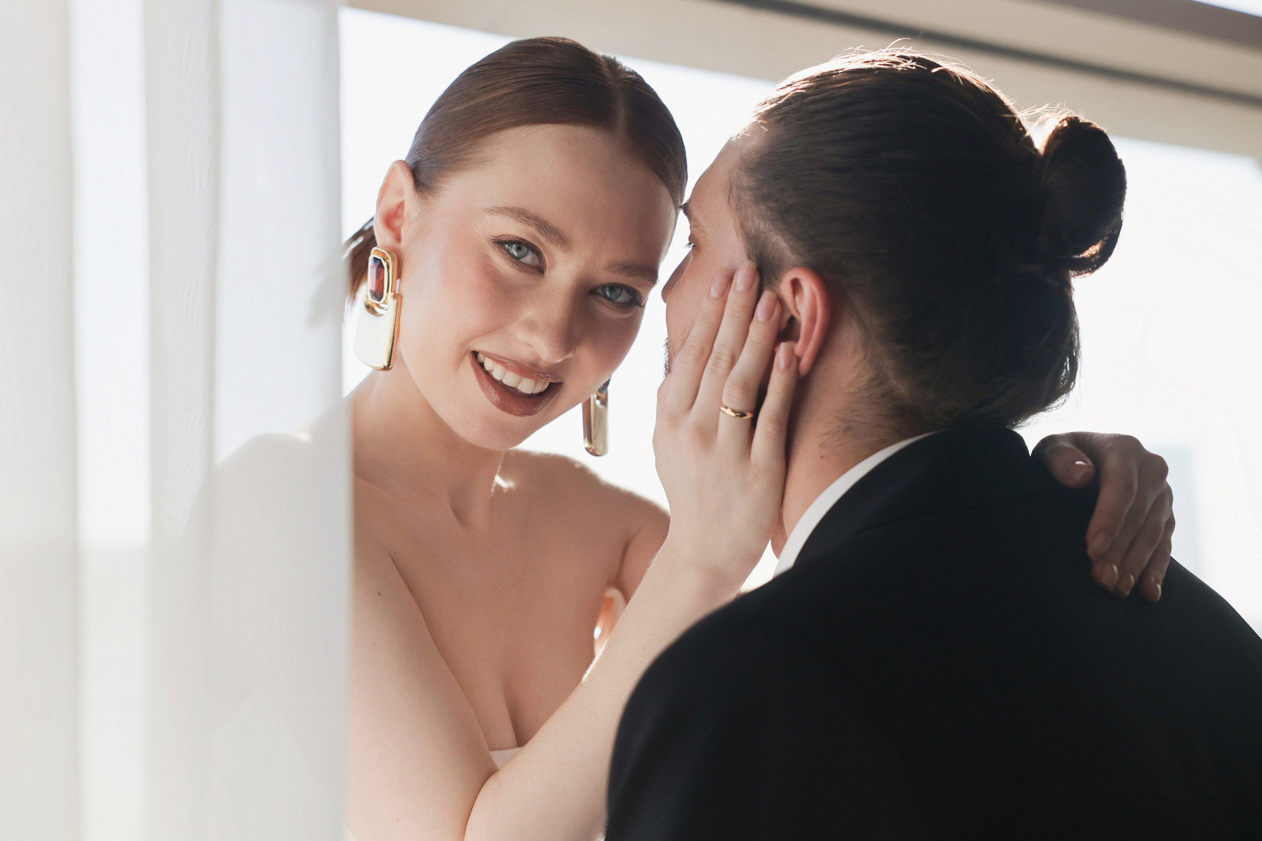 Свадебная фотосессия в Москве: молодожены на фоне Красной площади, фотограф на свадьбу в Москве.  Свадебная фотосессия в Зеленограде: романтический момент пары в парке Победы, заказать свадебную фотосессию.  Свадебная фотосессия в Москве: счастливая пара у Московского Кремля, фотограф на свадьбу в Москве.  Свадебная фотосессия в Зеленограде: невеста в белом платье и жених в костюме на фоне зелени, жених и невеста фотосессия.  Свадебная фотосессия: кольца на фоне цветочной композиции, заказать свадебную фотосессию.  Свадебная фотосессия в Москве на ВДНХ с красивыми архитектурными элементами, фотограф на свадьбу в Москве.  Свадебная фотосессия в Зеленограде: пара, держащаяся за руки на фоне живописного озера, жених и невеста фотосессия.  Свадебная фотосессия в Москве: пара на прогулке по улицам старой Москвы с архитектурными достопримечательностями, фотограф на свадьбу в Москве.  Свадебная фотосессия в гостиничном номере: невеста с букетом цветов на фоне уютного кафе в Зеленограде, заказать свадебную фотосессию.  Свадебная фотосессия в отеле на свадьбу: торжественный момент обмена клятвами на свадебной церемонии в Москве, фотограф на свадьбу в Зеленограде. Свадебная фотосессия, Свадебная фотосессия в Москве. Свадебная фотосессия в Зеленограде. Жених и невеста фотосессия. Заказать свадебную фотосессию. Фотограф на свадьбу в Москве. Фотограф на свадьбу в Зеленограде.  Свадебная фотосессия в гостиничном номере. Фотосессия в отеле на свадьбу.