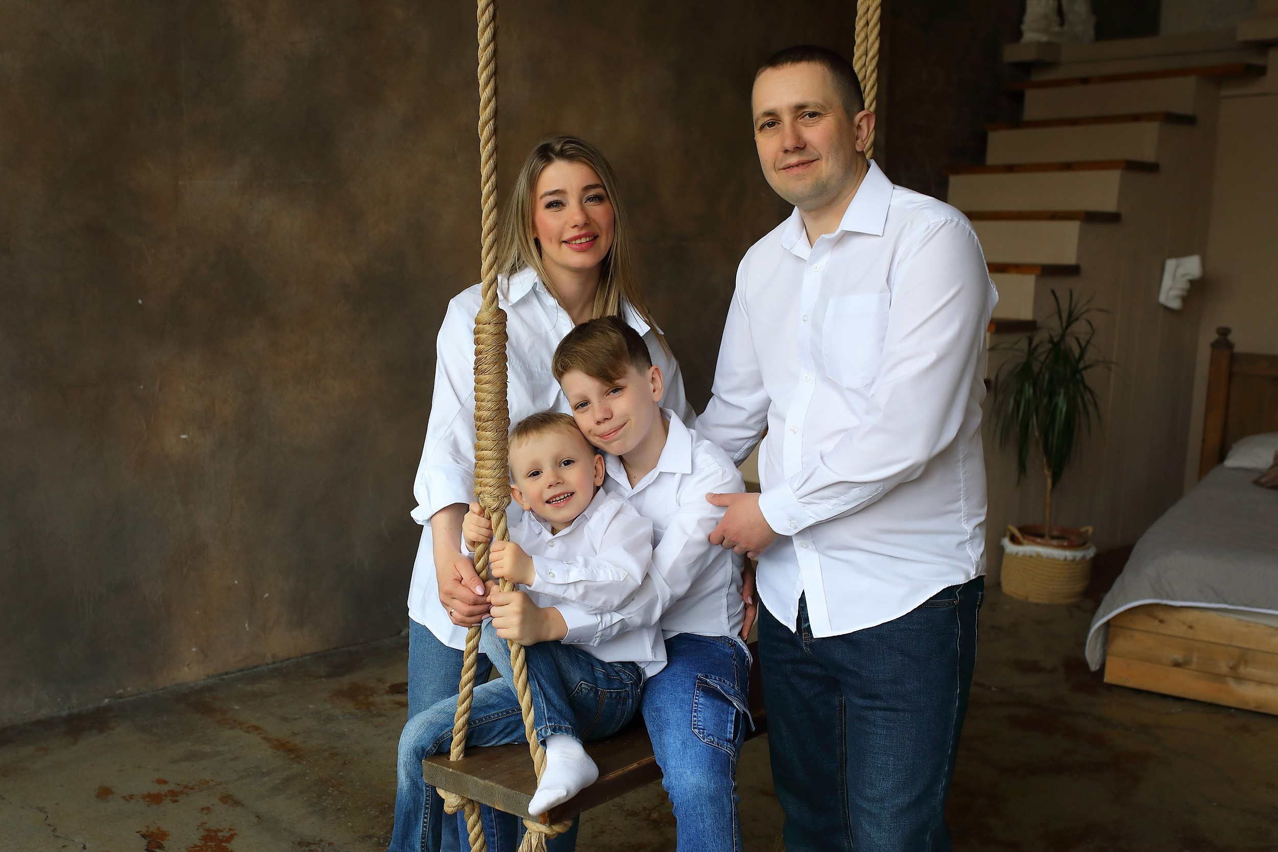 Семейные фотосессии в студии. Свадебный и семейный фотограф и видеограф в Екатеринбурге Полянские Тимур и Анастасия