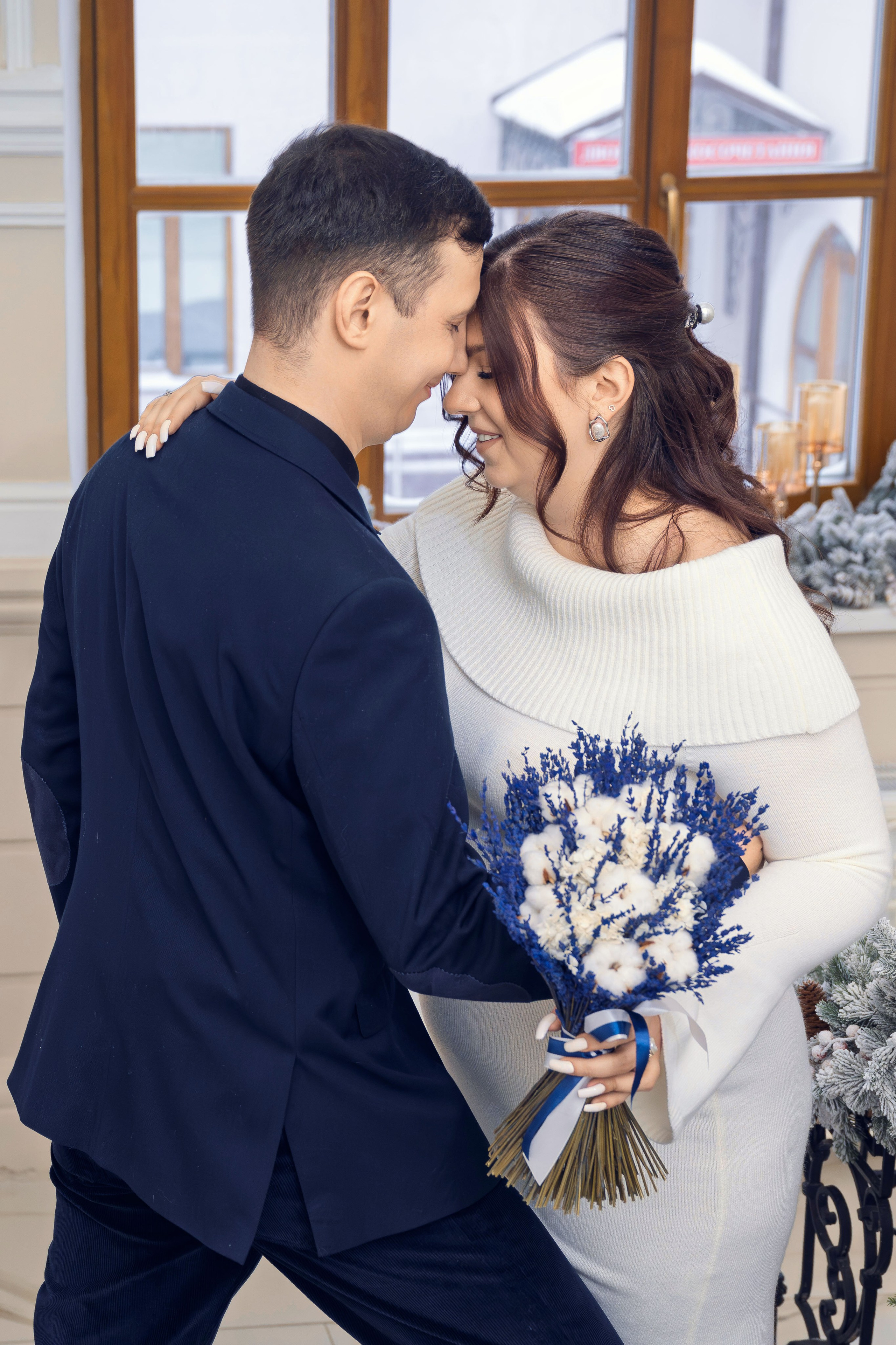 Жених и невеста обнимаются у ЗАГСа после регистрации. Невеста с букетом в руках во время церемонии в ЗАГСе. Обмен кольцами на регистрации брака в ЗАГСе. Первый поцелуй молодожёнов после регистрации в ЗАГСе. Подпись в книге регистрации брака крупным планом. Молодожёны держатся за руки в зале ЗАГСа. Выход молодожёнов из ЗАГСа под аплодисменты гостей. Свадебный портрет невесты в белом платье с букетом. Портрет жениха в костюме во время свадебной фотосессии. Совместный портрет молодожёнов на прогулке в парке. Невеста и жених идут по аллее, держась за руки. Молодожёны целуются на фоне городских улиц во время прогулки. Свадебная фотосессия в парке: жених поправляет фату невесте. Невеста смеётся, жених обнимает её со спины. Крупный план: свадебные кольца на руках молодожёнов. Детали свадьбы: букет невесты крупным планом. Невеста и жених на фоне архитектуры города во время прогулки. Молодожёны на закате: романтичный кадр со светом в контровике. Свадебная фотосессия у воды: пара смотрит друг на друга. Гости поздравляют молодожёнов у ЗАГСа, живые эмоции.