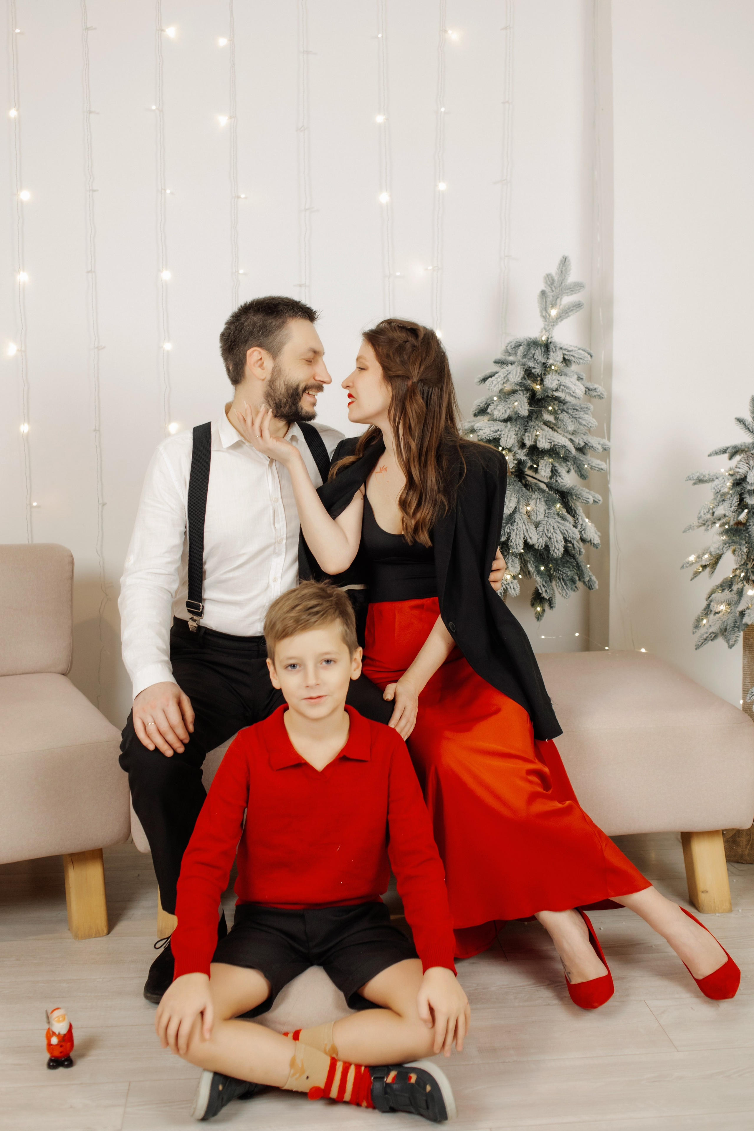 семейная новогодняя минималистичная фотосессия в студии в черно бело красной гамме