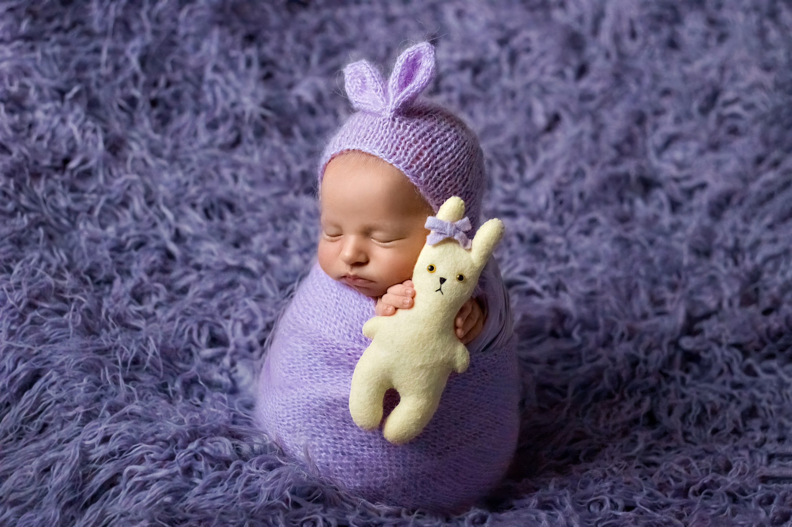 Фотосессия крошечной новорождённой малышки и её родителей