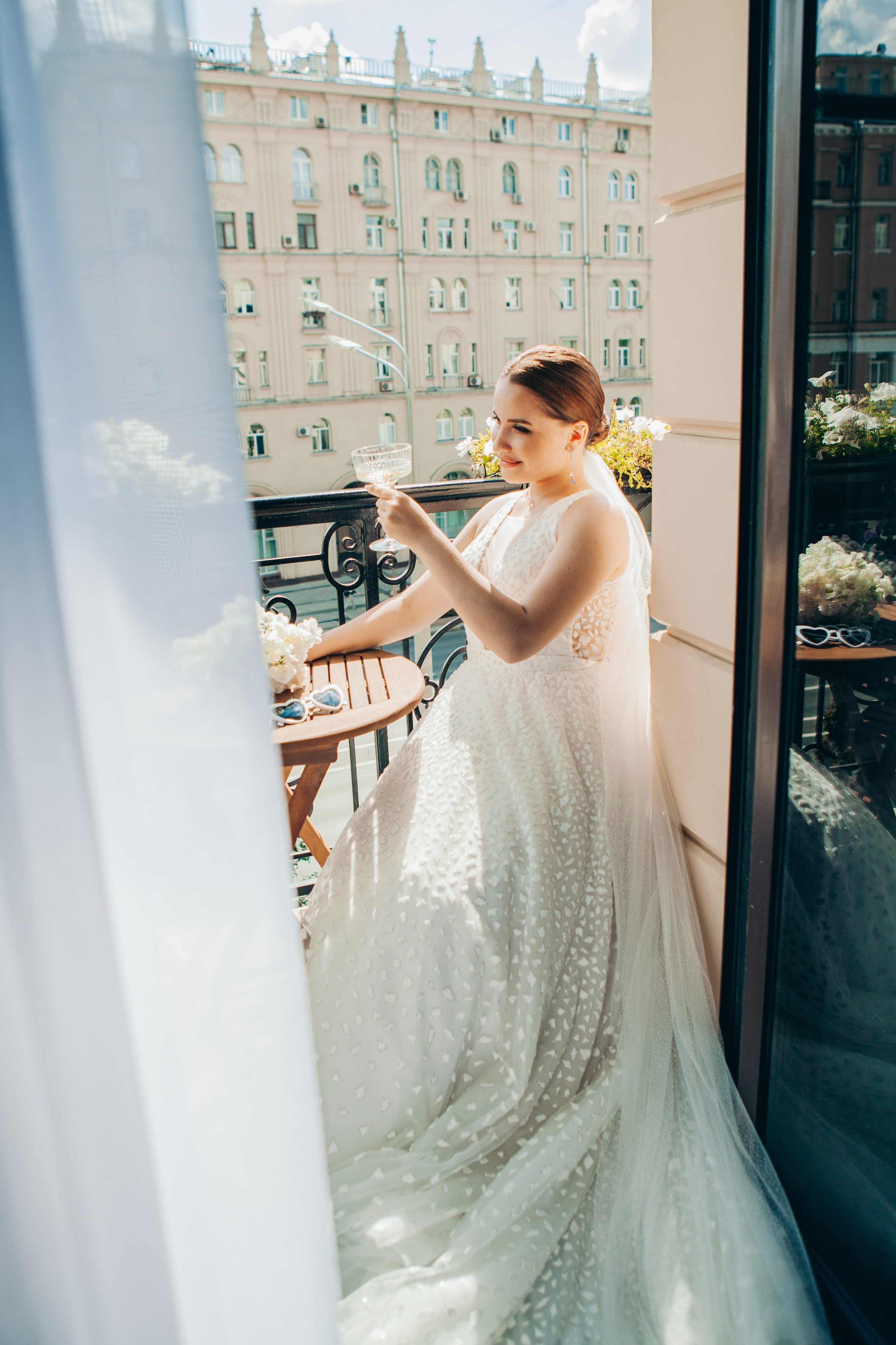 Свадебная фотосессия в отеле hartwell hotel и на патриарших прудах. Фотограф Ольга Ефремова